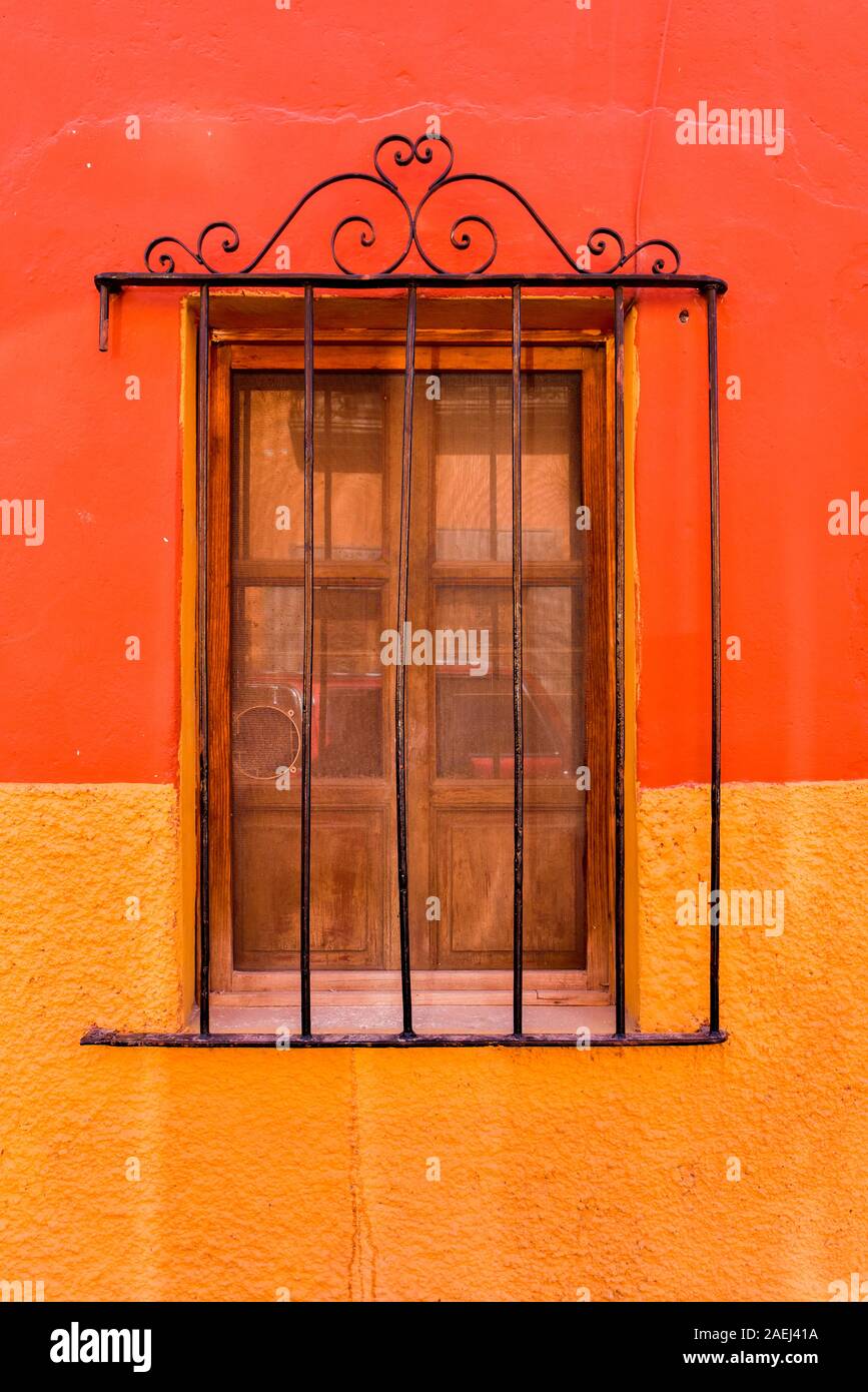 Fenster von einem Haus im Kolonialstil, San Miguel de Allende, Mexiko Stockfoto