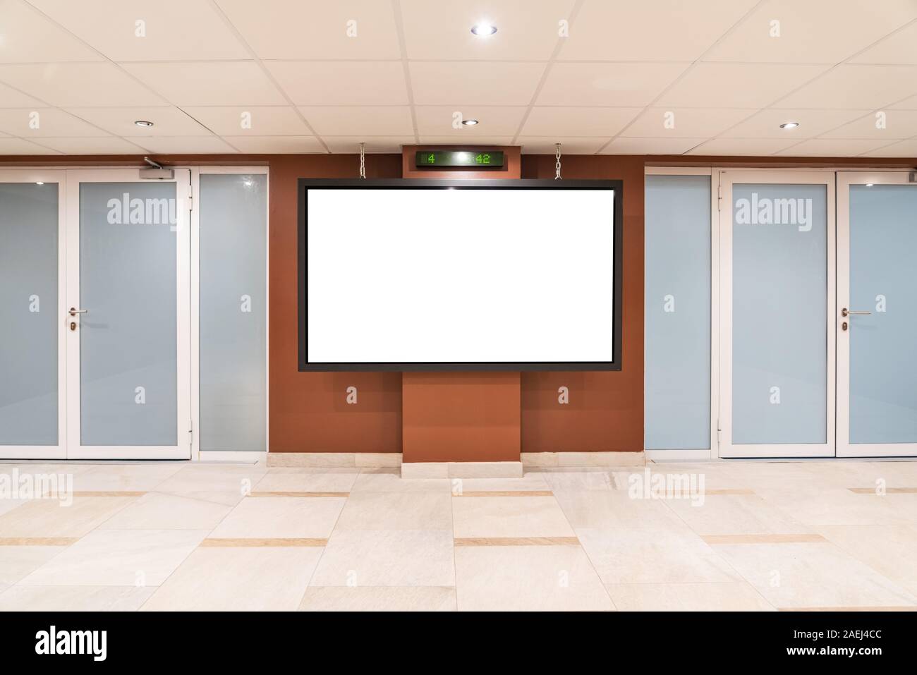 Leer großen Monitor in der Öffentlichkeit. Reklametafeln Mockup in der Nähe von Türen Stockfoto
