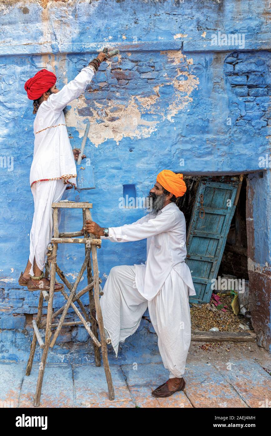 Zwei Männer die Wände auf einem Haus in die blaue Stadt Jodhpur, Rajasthan, Indien Stockfoto
