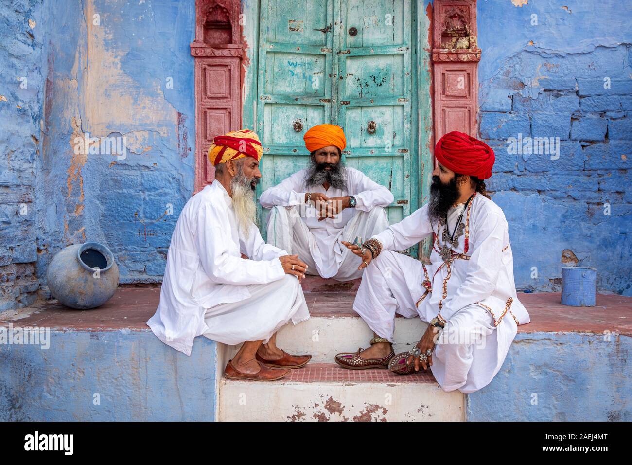Drei Männer reden, Jodhpur, Rajasthan, Indien Stockfoto