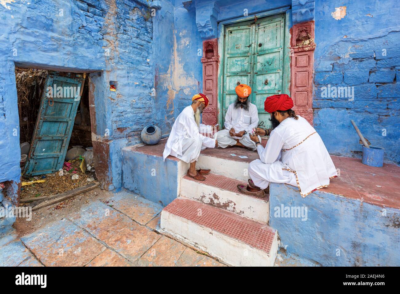 Drei Männer spielen Karten, Jodhpur, Rajasthan, Indien Stockfoto