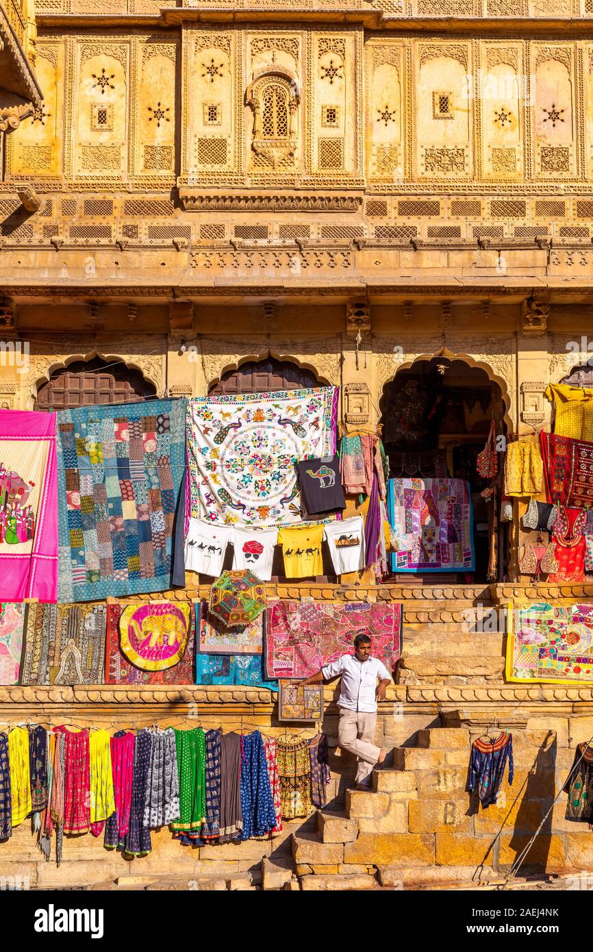Mann vor einem Geschäft in Jaisalmer, Rajasthan, Indien Stockfoto