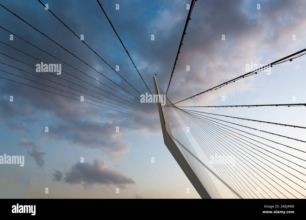 Brücke Linien zu Himmel oben auf der Hängebrücke in Jerusalem. Stockfoto