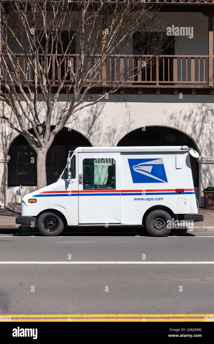 USPS Lieferwagen parkte vor dem Haus Stockfoto