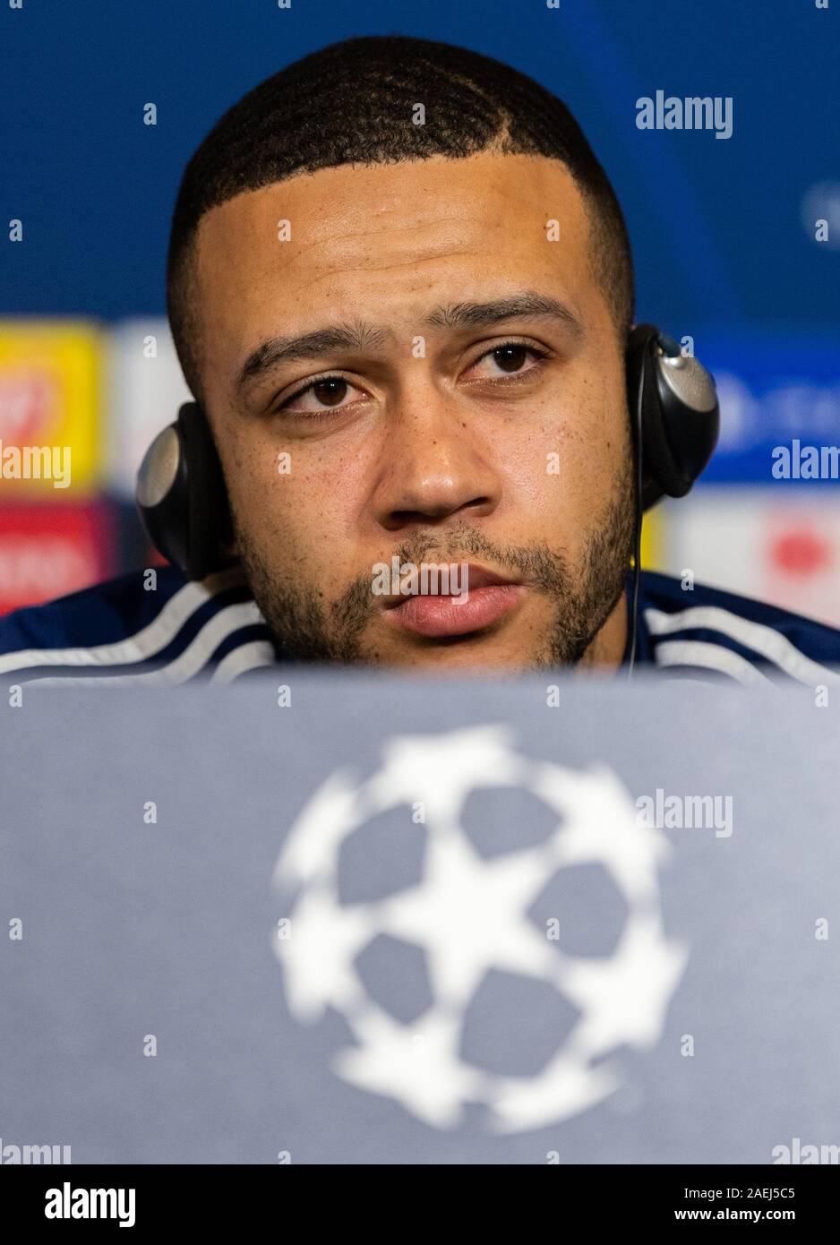 09 Dezember 2019, Frankreich (Frankreich), Lyon: Fussball: Champions League, bevor das Spiel Olympique Lyon - RB Leipzig, in der groupama Stadion. Lyons Memphis Depay sitzt auf dem Podium auf der Pressekonferenz. Foto: Robert Michael/dpa-Zentralbild/dpa Stockfoto