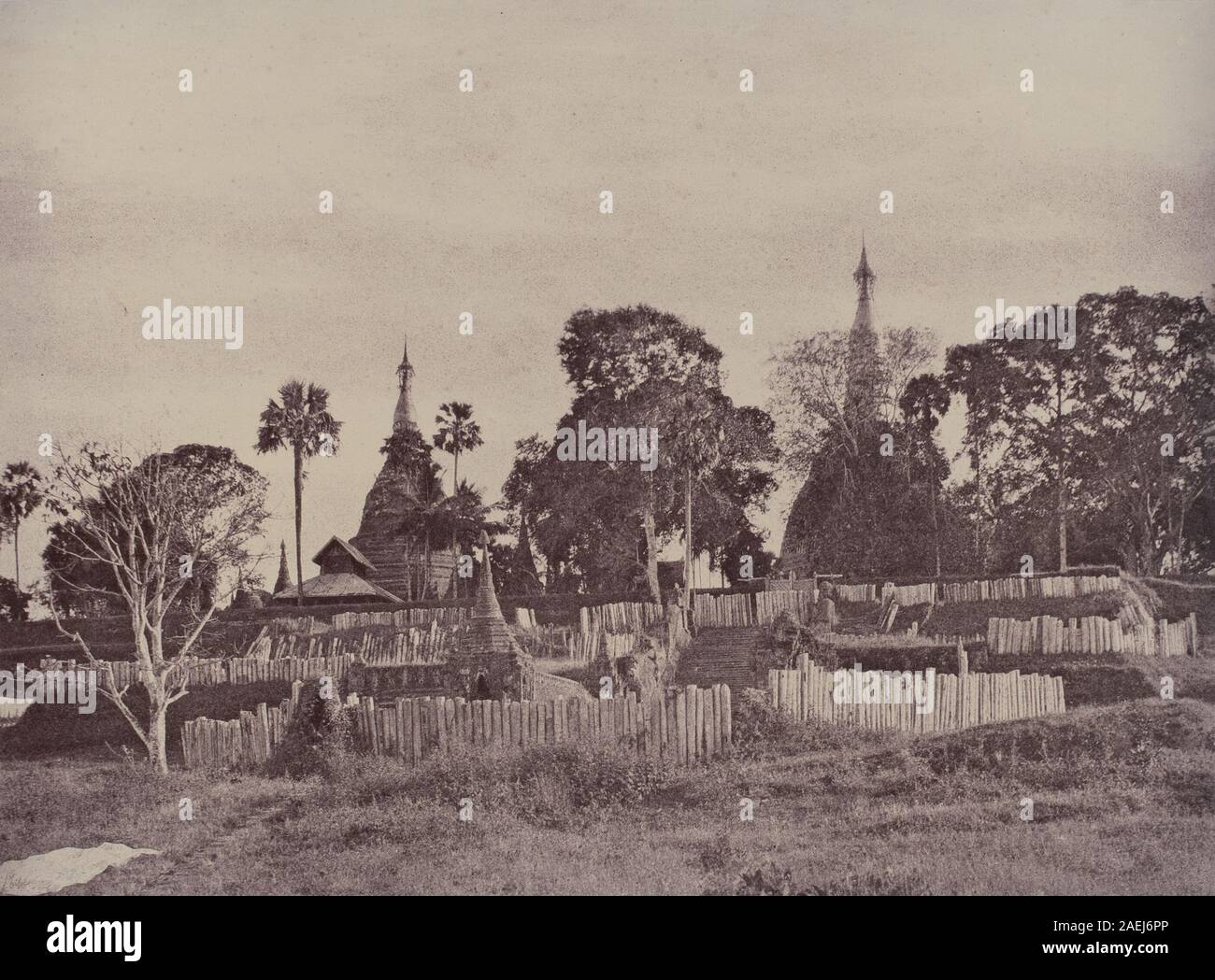 Ein Foto von Linnaeus Tripe, aufgenommen im November 1855, das den Nordeingang der Shwe Dagon Pagode in Rangun darstellt und architektonische Details und strukturelle Gestaltung hervorhebt. Stockfoto