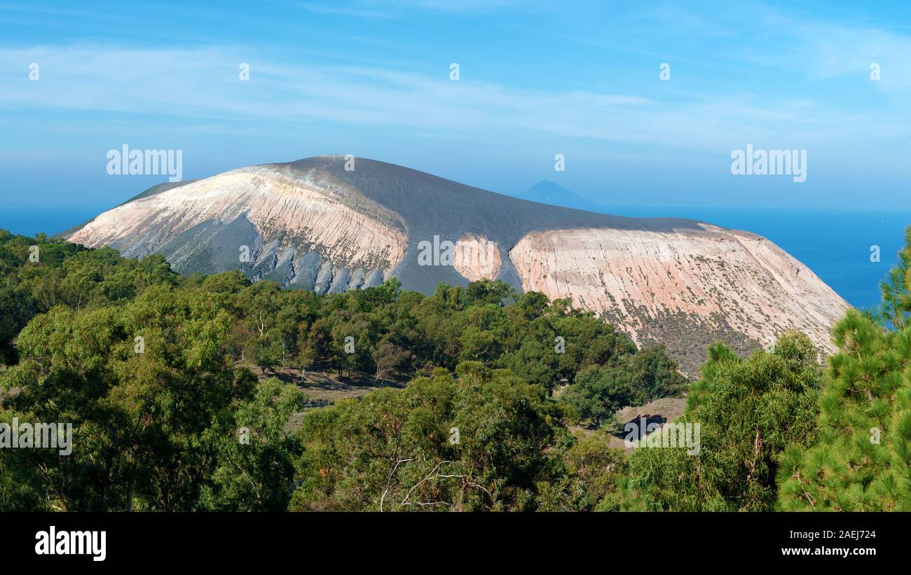Panoramablick auf den Vulkan Vulkan, Äolische Inseln, Italien Stockfoto