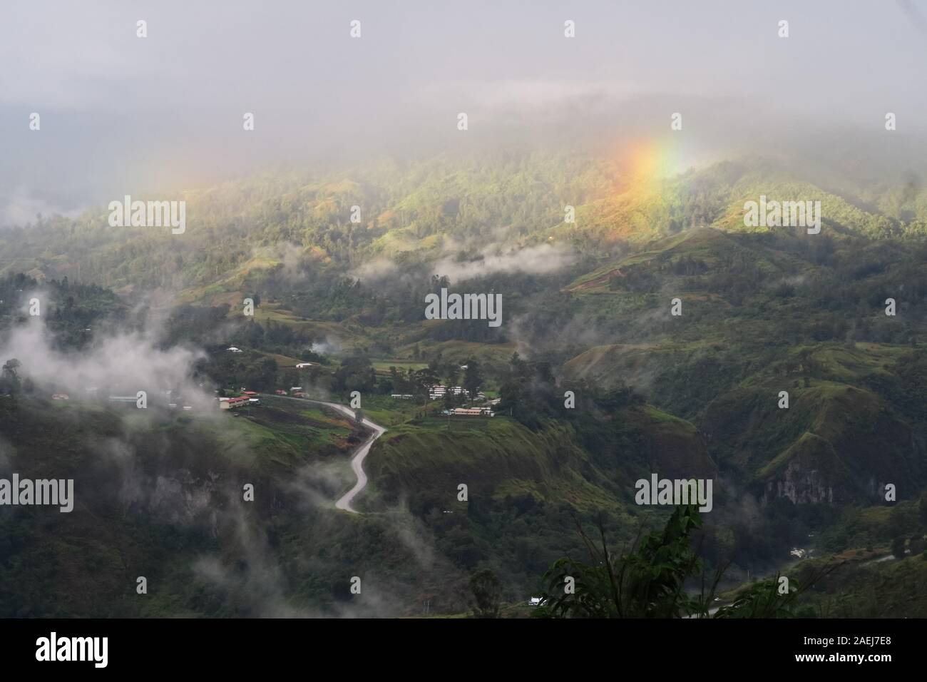 Blick über Tal mit niedrigen Cloud und Rainbow Mount Hegen, Papua Neuguinea, Juli Stockfoto
