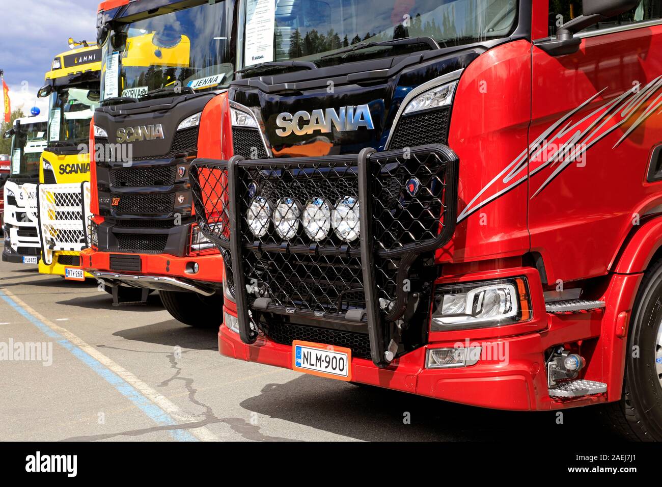 Bunte Next Generation SCANIA-Lkw auf Tawastia Lkw-Wochenende. Hämeenlinna, Finnland. Juli 13, 2019. Stockfoto