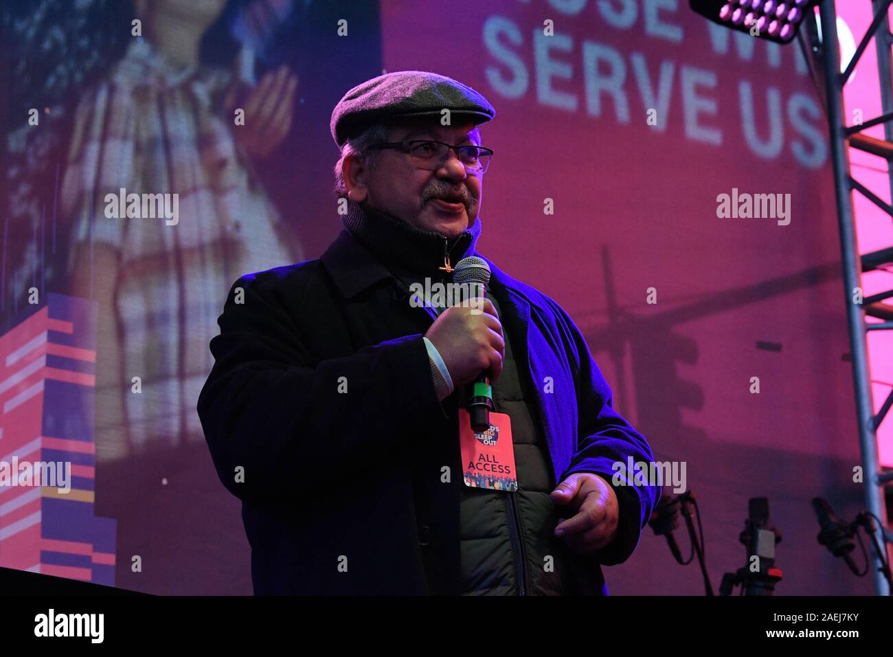 Hamid Guedroudj spricht auf der Bühne während der Welt Big Sleep Out am Times Square in New York City. Stockfoto