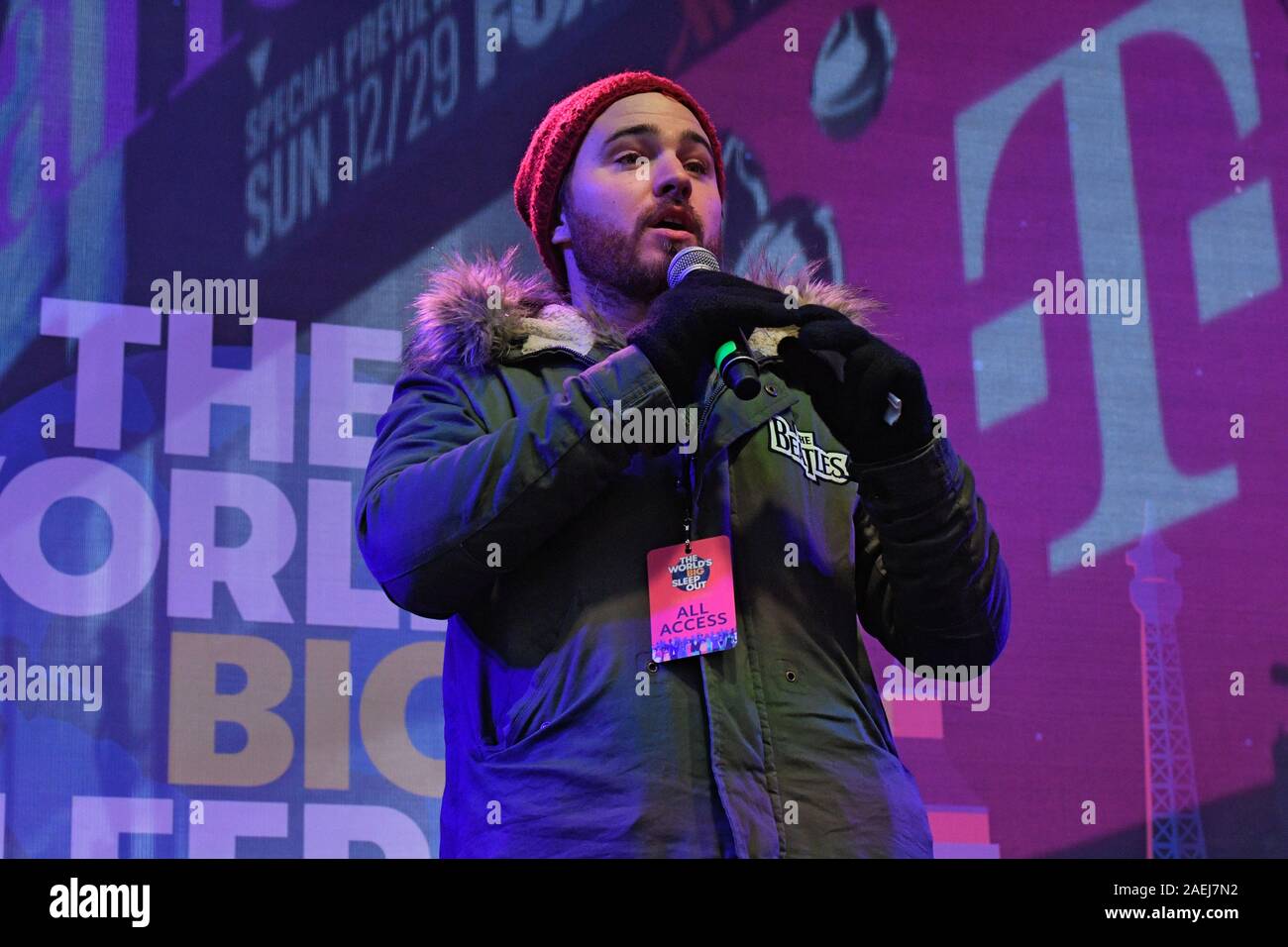 Josh Littlejohn spricht auf der Bühne während der Welt Big Sleep Out am Times Square in New York City. Stockfoto