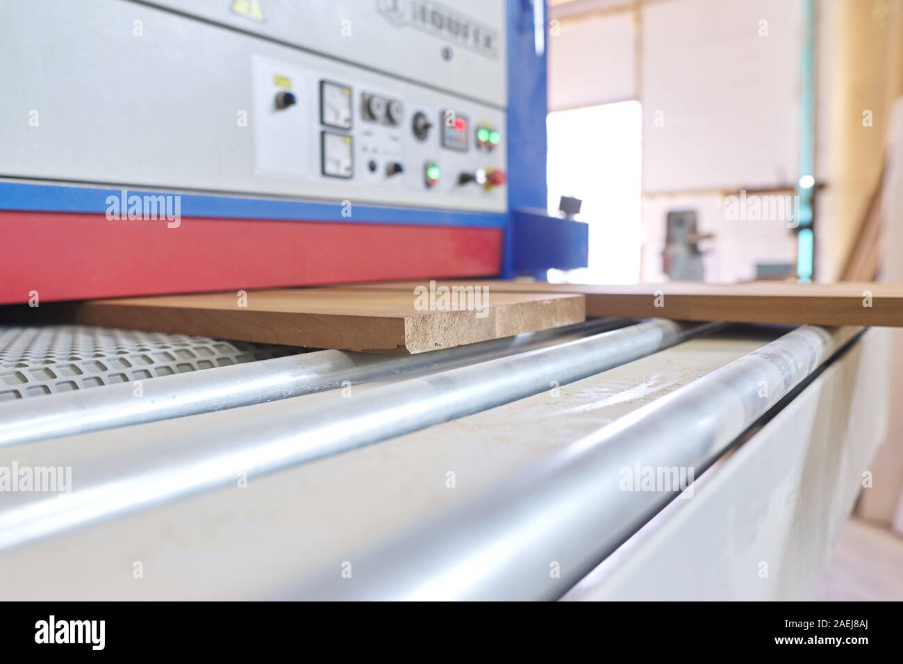 Kiew UA, 30-05-2019. Möbel Schreiner Werkstatt, die automatisierte  Schleifmaschine für Holz Bretter Stockfotografie - Alamy