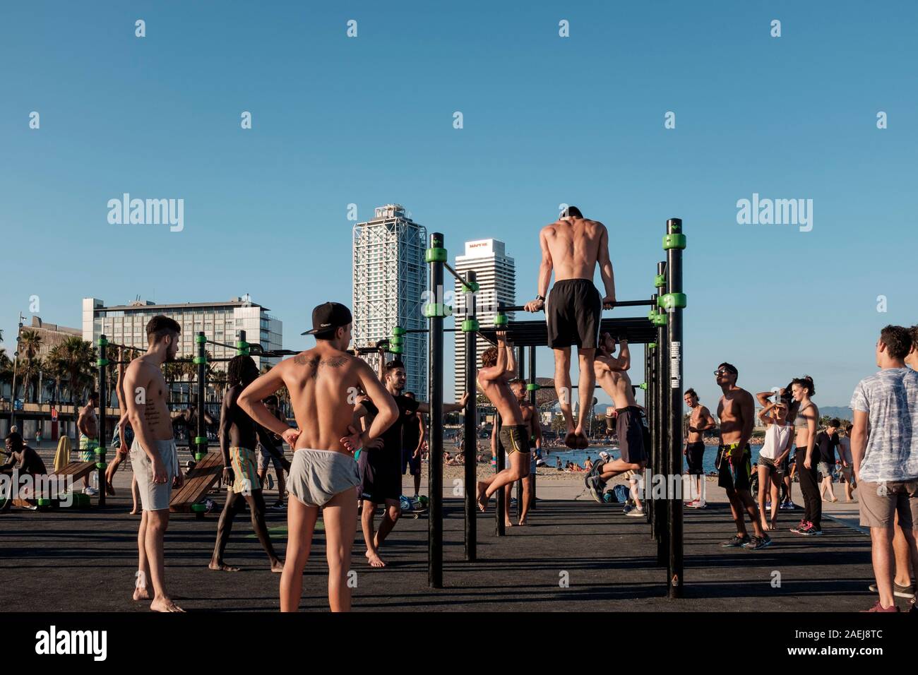 Street Workout, outdoor training Sopt am Strand am Passeig Maritim de Barcelona, Barcelona, Spanien Stockfoto