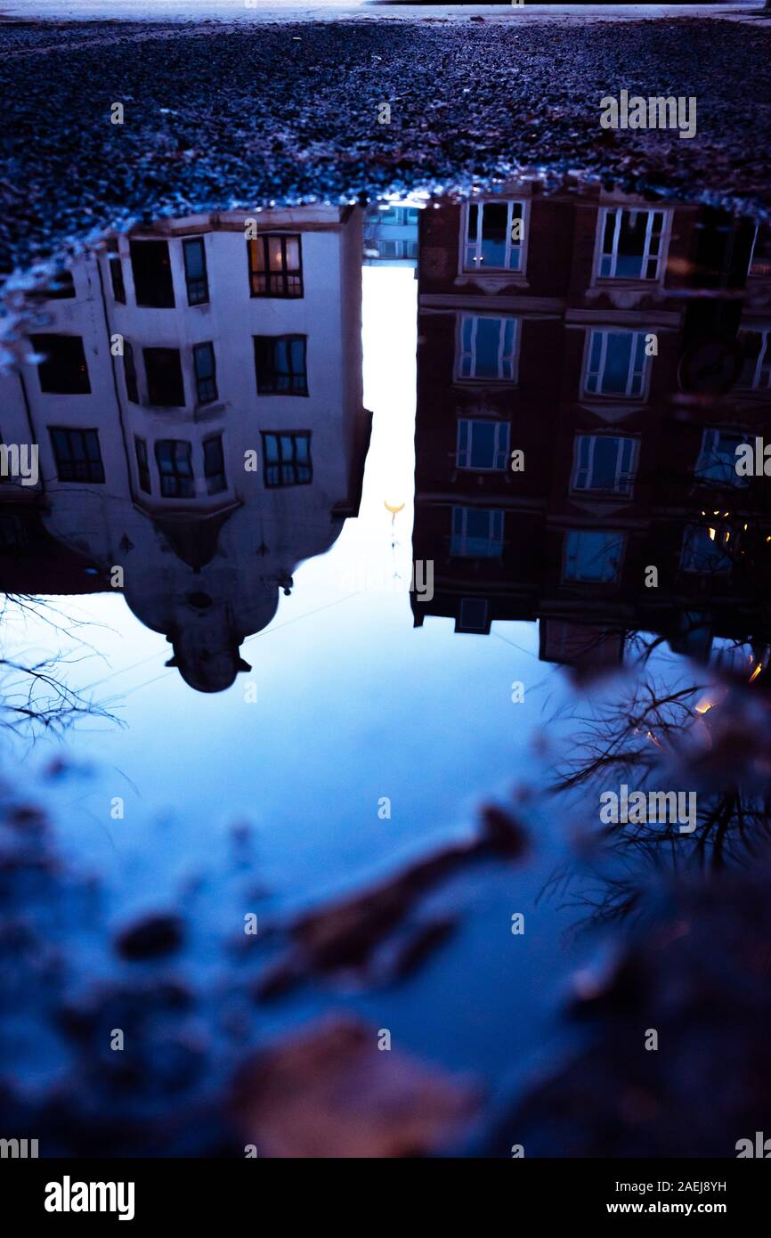Kopenhagen spiegeln sich in einer Wasserpfütze Stockfoto