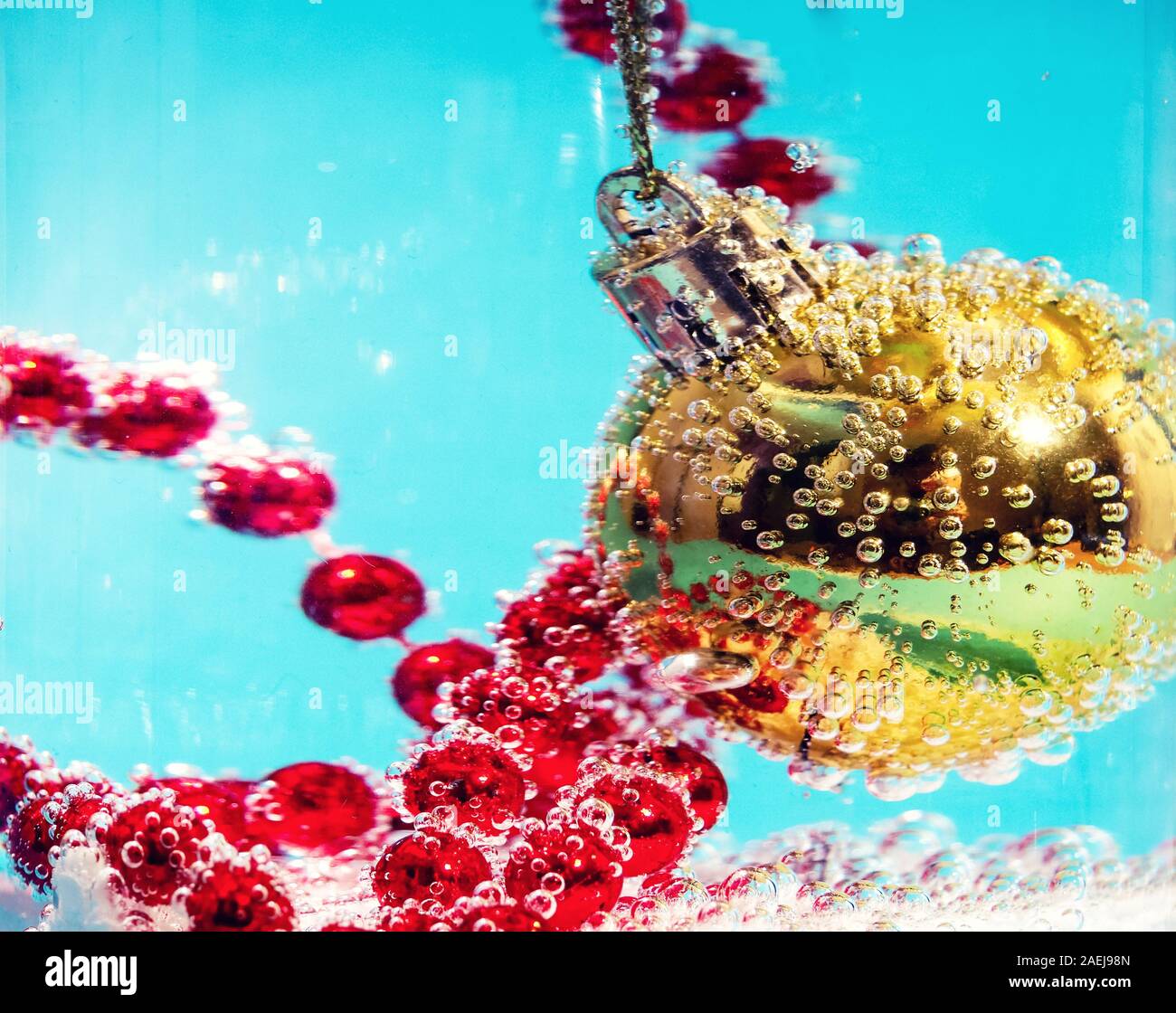 Weihnachtskugel im Wasser mit Blasen, Weihnachtskarte Konzept Stockfoto