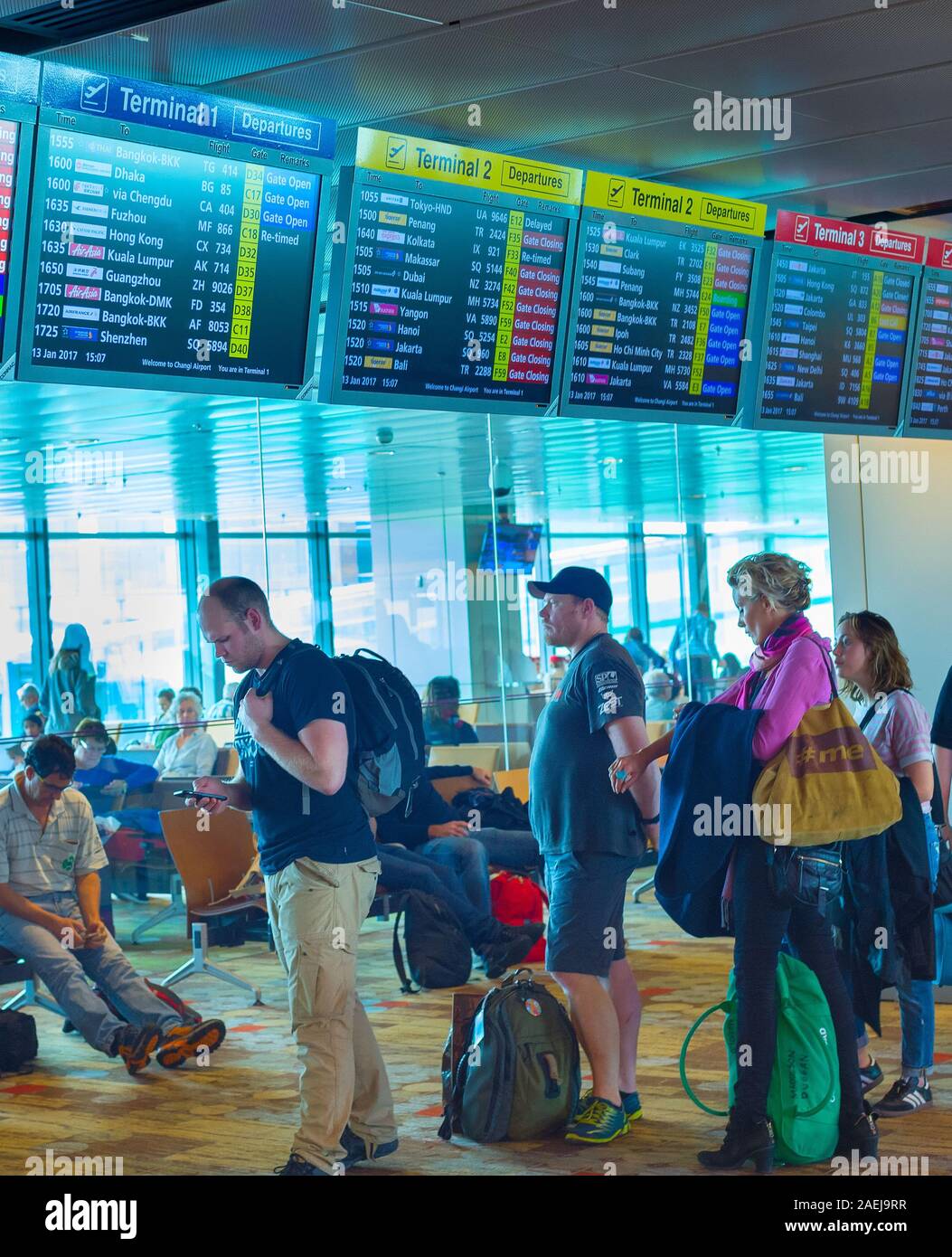 Singapur - Januar 13, 2017: Die Menschen in der Warteschlange am Changi International Airport warten. Flug Information über das Volk Stockfoto