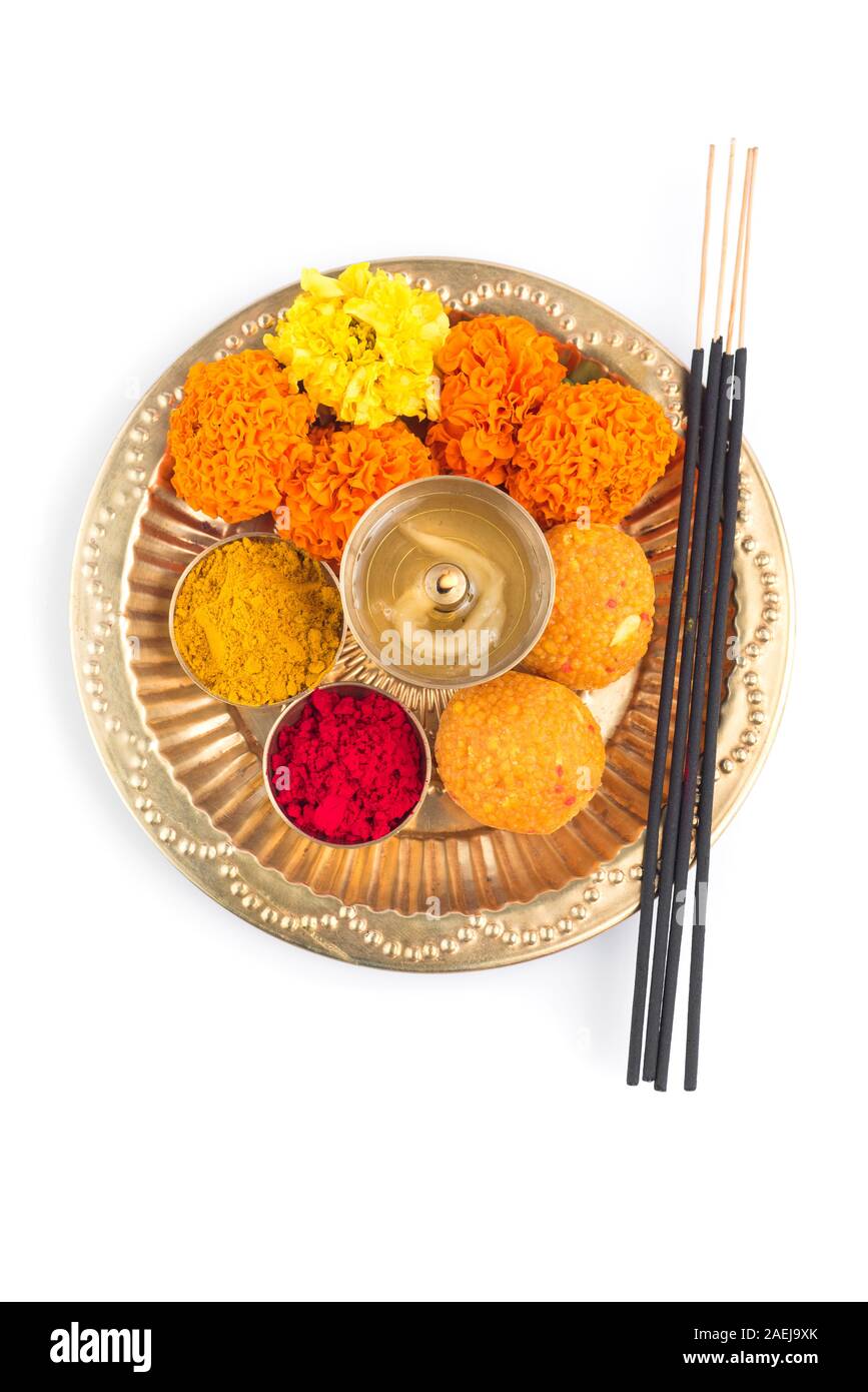 Wunderschön eingerichtete Pooja Thali für Fest Feier zur Anbetung, Haldi oder kurkuma Pulver und Kumkum, Blumen, duftende Sticks in Messingblech, Hi Stockfoto