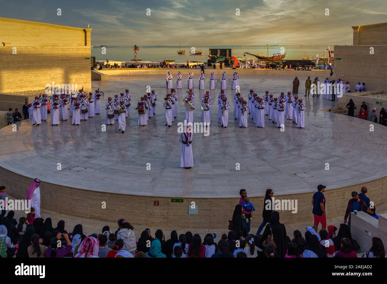 Qatar Militär nationale Band feiert Katar nationalen Tag in der Amphitheater in Katara Kulturdorf Doha Katar Stockfoto
