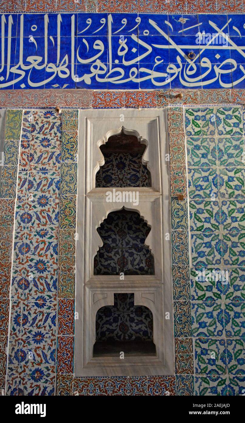 Wand Aussparung in Das eingeweiht Zimmer von Murad III Harem im Topkapi Palast in Istanbul, Türkei. Mit Blau und Weiß und Korallenrot Iznik-kacheln eingerichtet Stockfoto