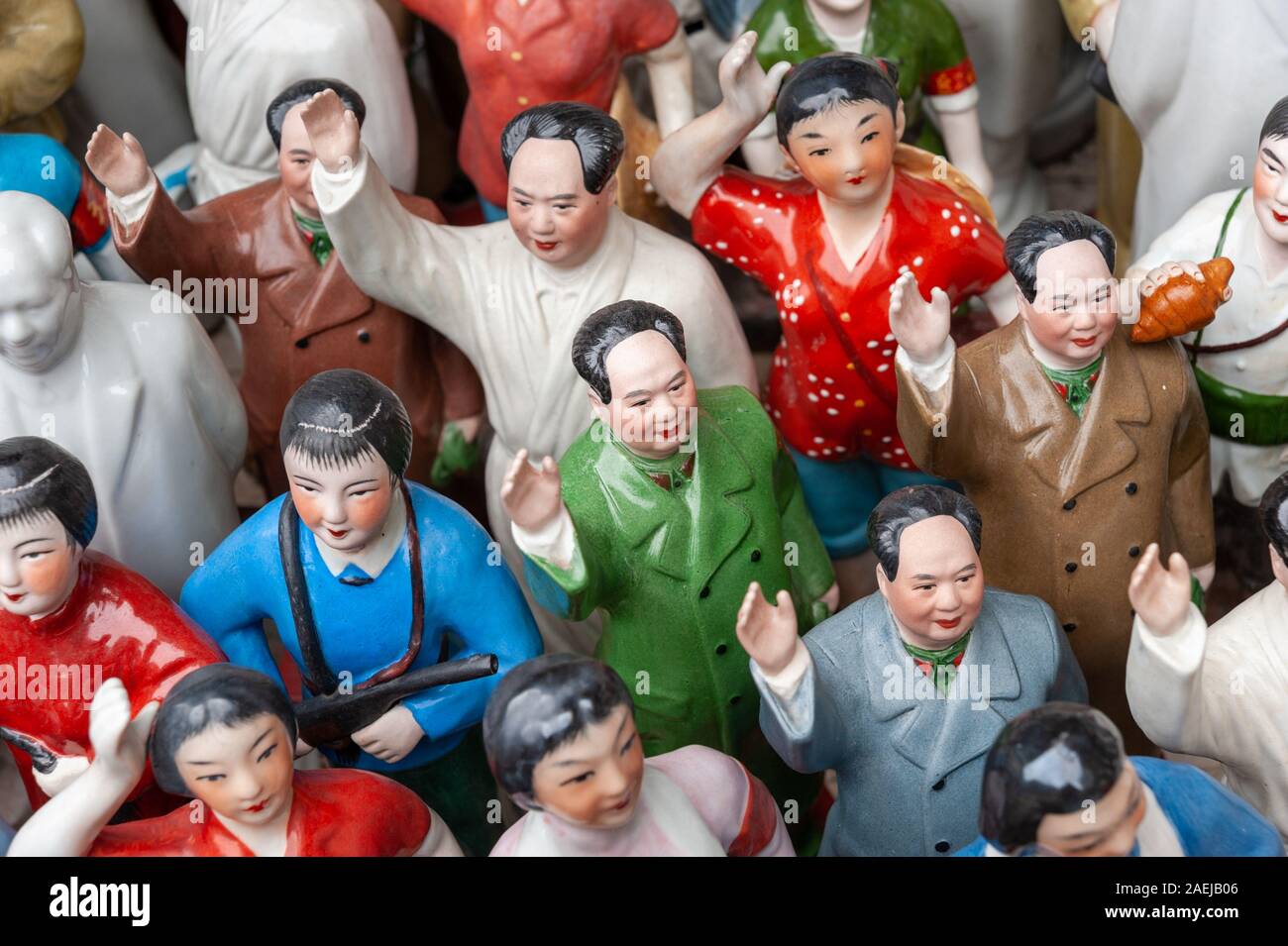 Vorsitzenden Mao und andere kulturelle Revolution keramische Figuren am Marktstand, Shanghai, China Stockfoto