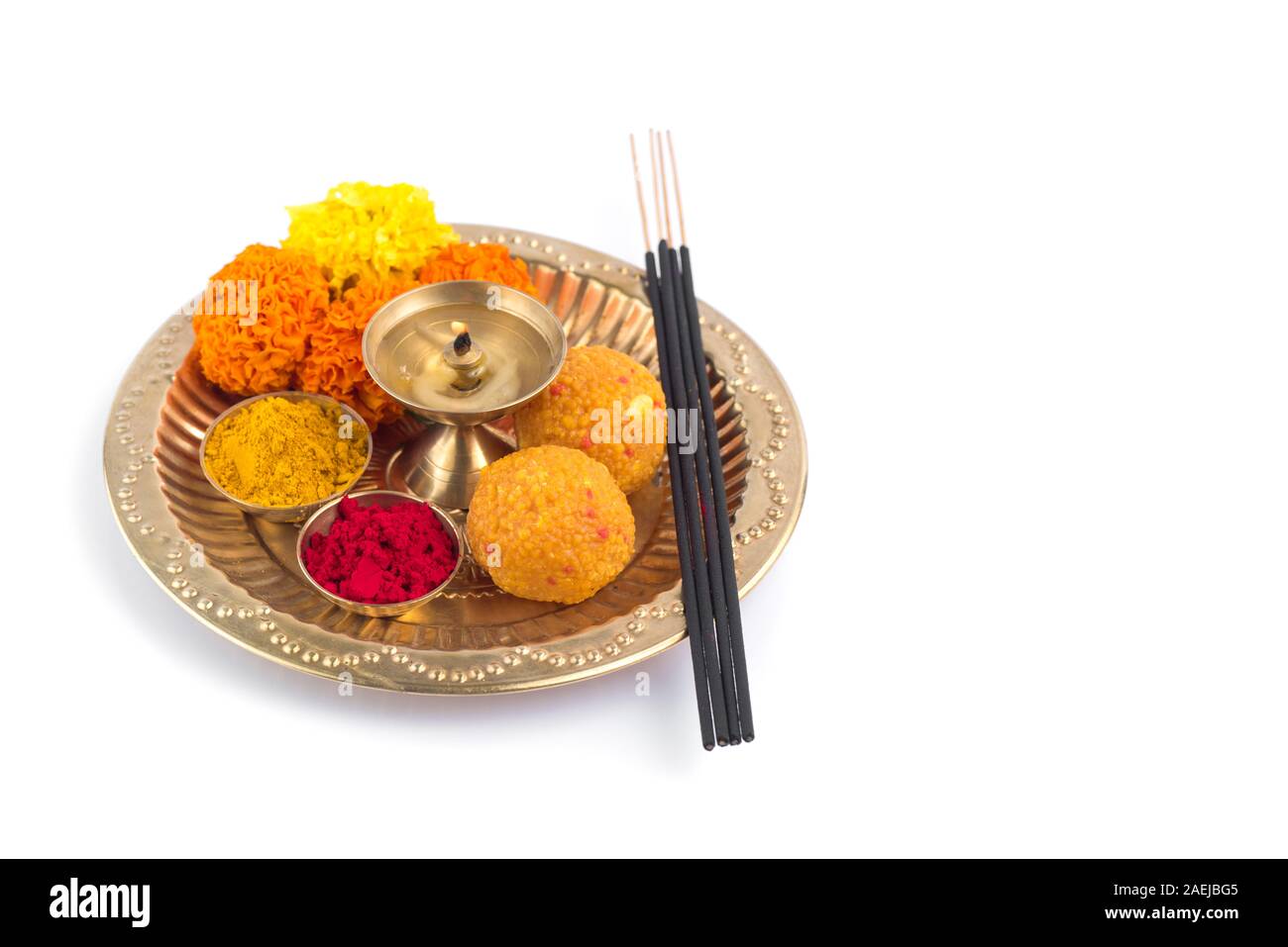 Wunderschön eingerichtete Pooja Thali für Fest Feier zur Anbetung, Haldi oder kurkuma Pulver und Kumkum, Blumen, duftende Sticks in Messingblech, Hi Stockfoto