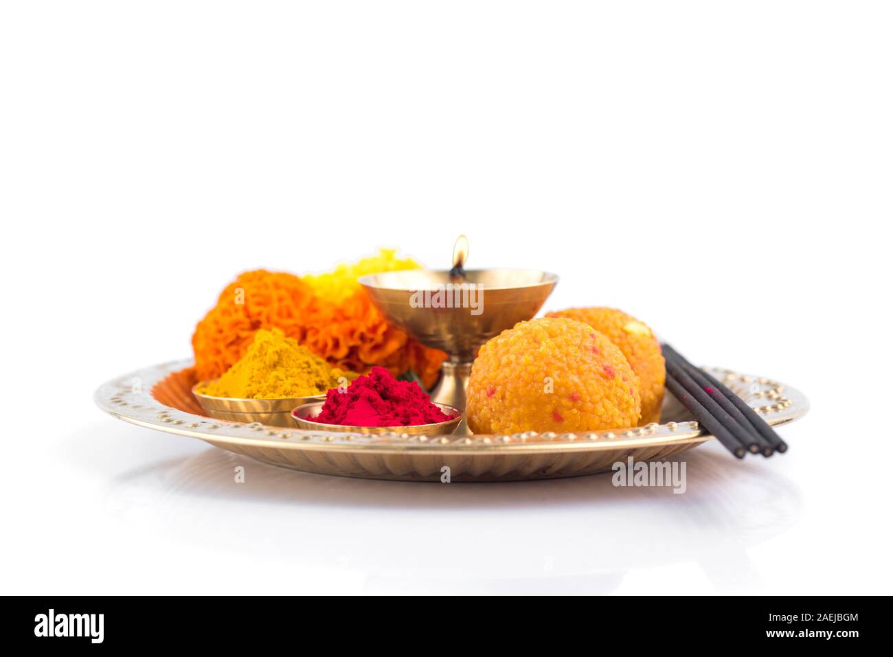 Wunderschön eingerichtete Pooja Thali für Fest Feier zur Anbetung, Haldi oder kurkuma Pulver und Kumkum, Blumen, duftende Sticks in Messingblech, Hi Stockfoto