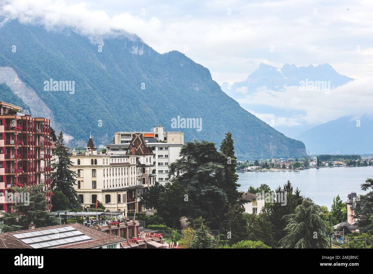 Stadtbild von berühmten Montreux in der Schweiz an einem nebligen Tag. Gebäude, die von schönen See Genf, der Schweizer Alpen im Hintergrund. Beliebtes Ausflugsziel, Schweizer Riviera. Stockfoto