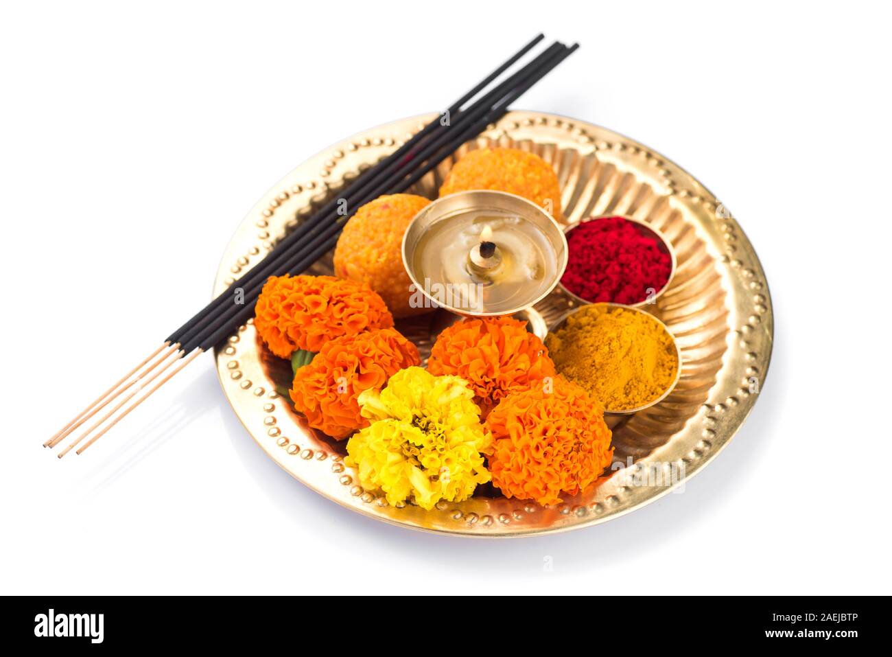 Wunderschön eingerichtete Pooja Thali für Fest Feier zur Anbetung, Haldi oder kurkuma Pulver und Kumkum, Blumen, duftende Sticks in Messingblech, Hi Stockfoto