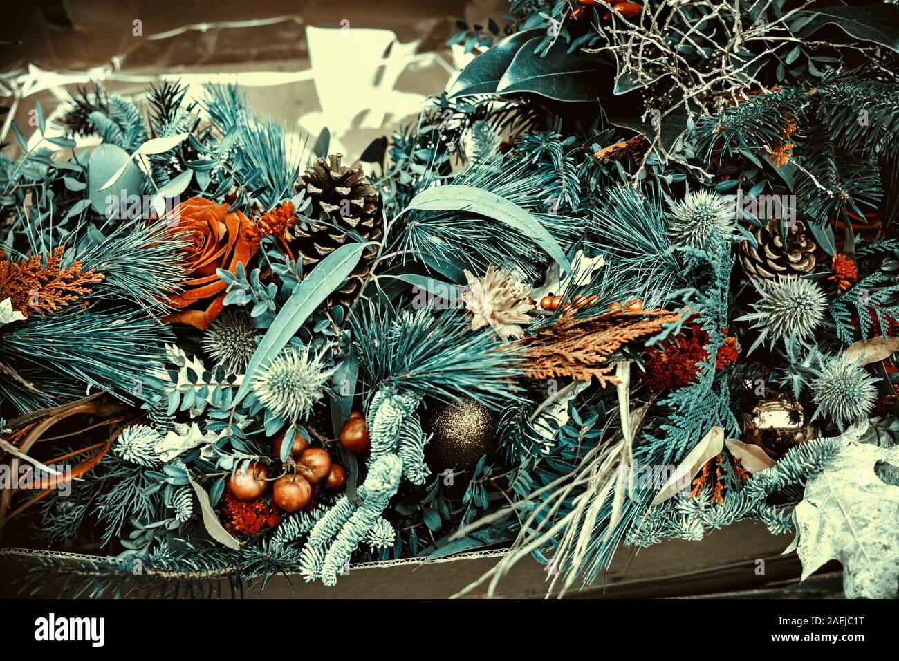 Hintergrund der Haufen von Weihnachtsschmuck mit pine Zweige, Blumen ein Kugeln Stockfoto
