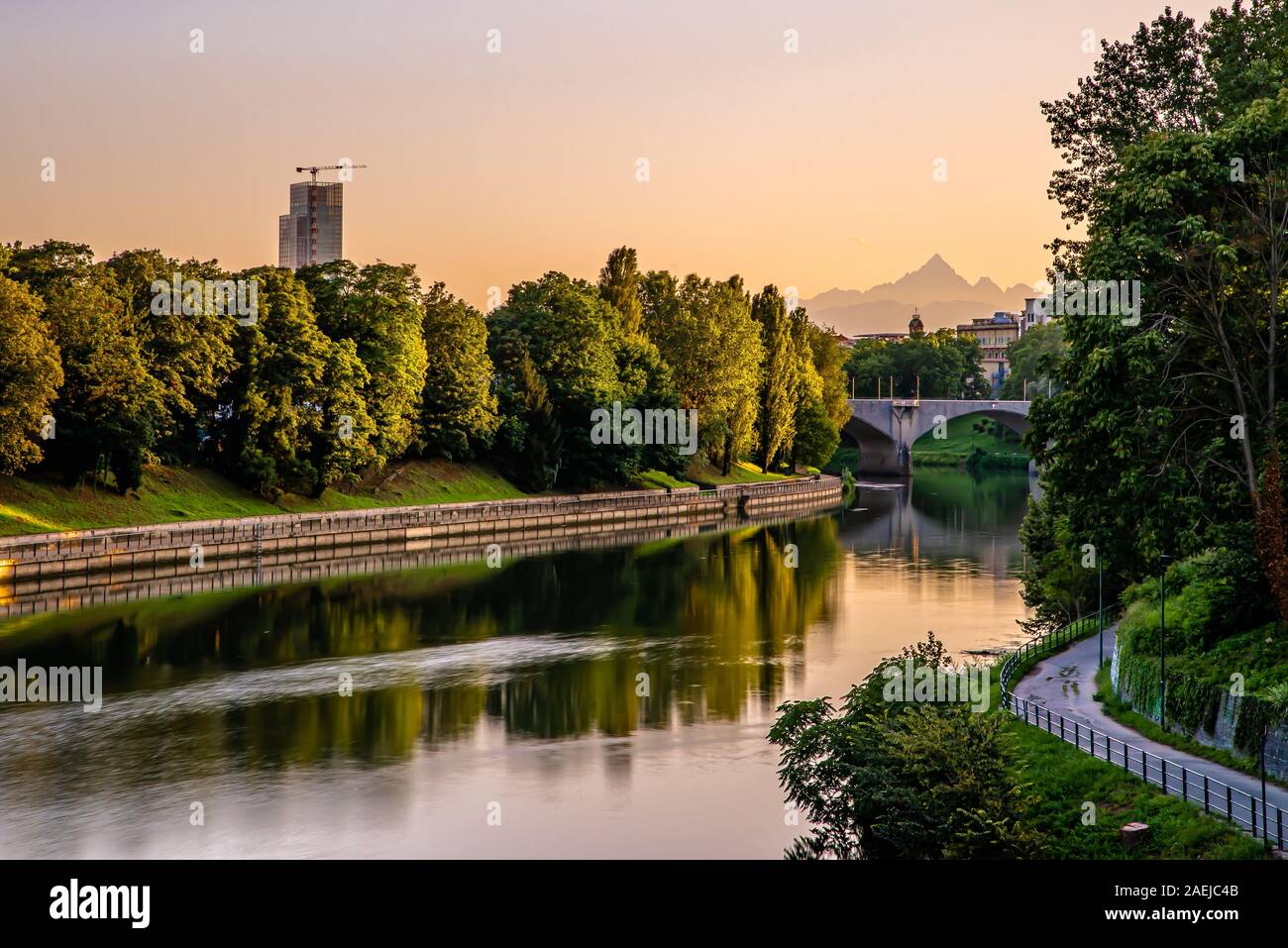 Turin bei Nacht. Die erste Hauptstadt des Königreichs Italien zeigt seine Schönheiten und seine historischen Plätzen und Sonnenuntergänge über dem Fluss Po Stockfoto