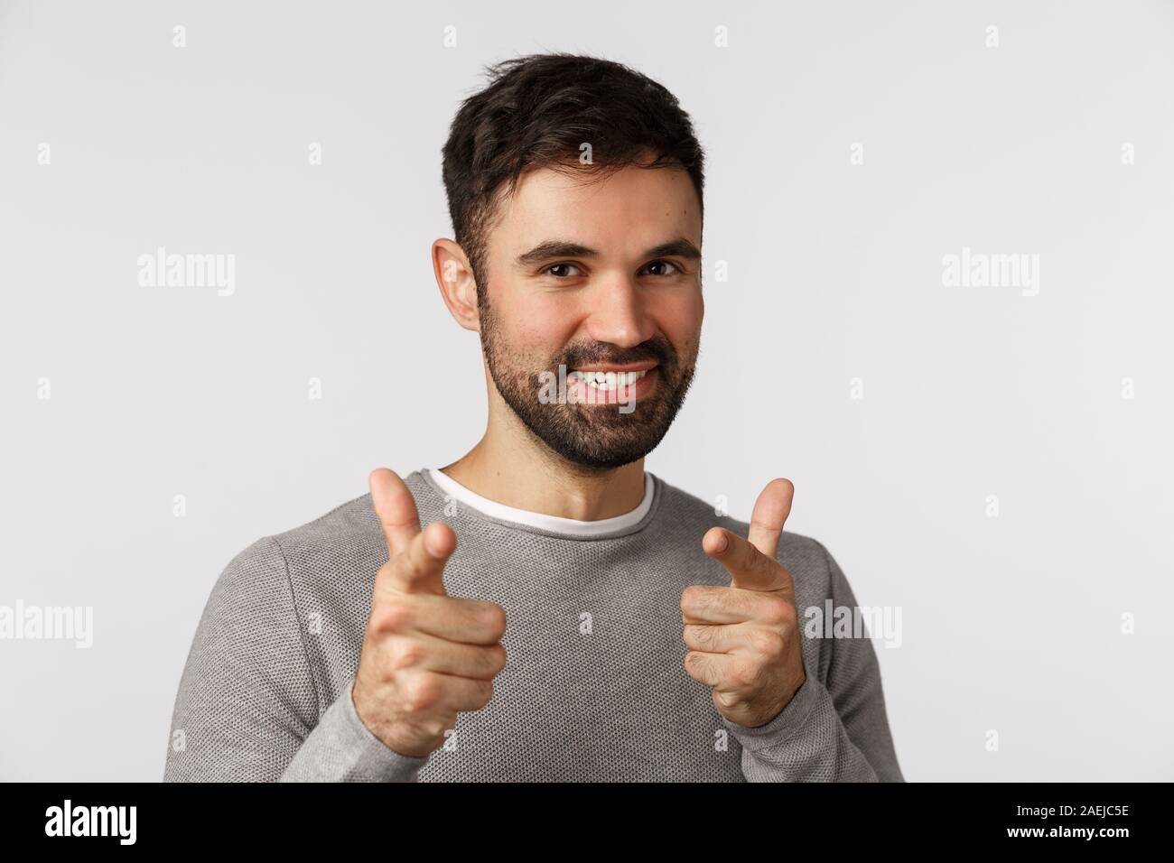 Gotcha. Frech, lustig, gut aussehenden bärtigen Kaukasier Männlich in graue  Strickjacke, Kamera finger Pistolen und freudig lächelnd beglückwünschen  Stockfotografie - Alamy