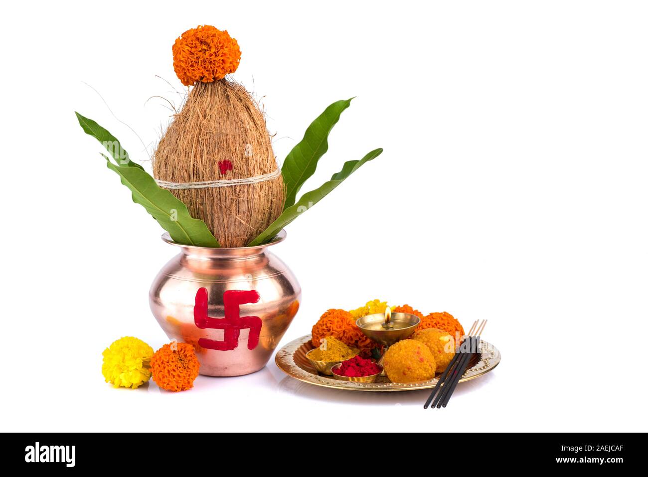Kupfer Kalash mit Kokos und Mango leaf und pooja Thali mit diya, kumkum und Süßigkeiten mit Blumenschmuck auf einem weißen Hintergrund. Wesentlich in hind Stockfoto