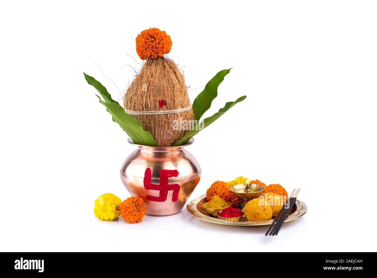 Kupfer Kalash mit Kokos und Mango leaf und pooja Thali mit diya, kumkum und Süßigkeiten mit Blumenschmuck auf einem weißen Hintergrund. Wesentlich in hind Stockfoto