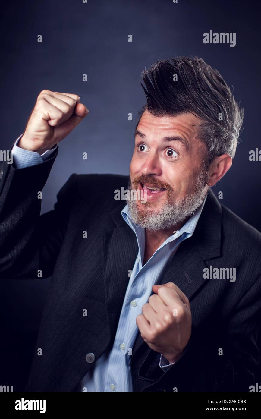 Ein Porträt der lustige Lucky bärtiger Mann mit Irokesen tragen. Menschen und Emotionen Konzept Stockfoto