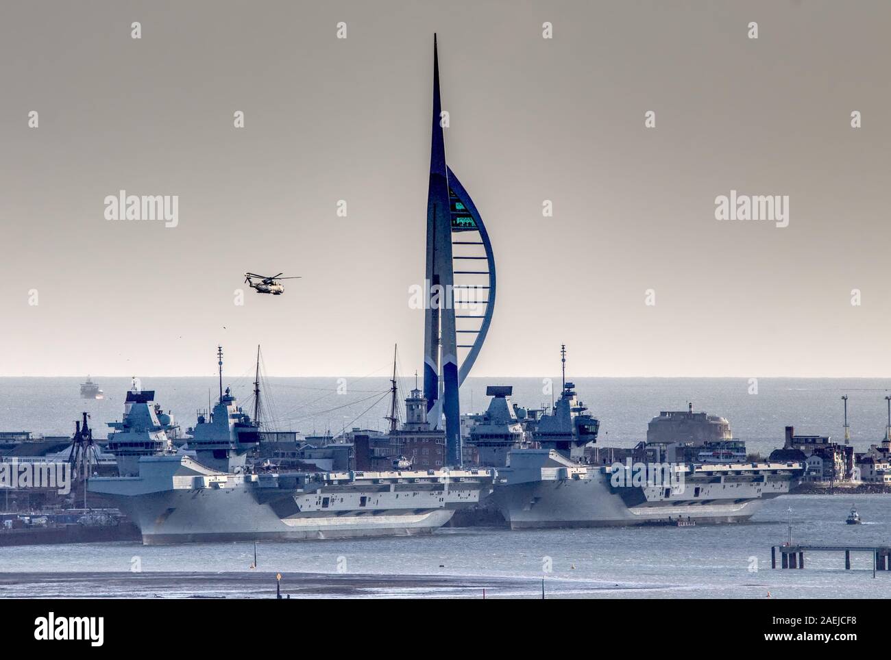 AJAXNETPHOTO. 9. Dezember, 2019. PORTSMOUTH, England. - Der Royal Navy Schwesterschiffe - HMS Queen Elizabeth (links) vor der Schwester angedockt - Schiff HMS Prince of Wales heute an der Portsmouth Naval Base nach der Rückkehr aus der Luftfahrt Übungen vor der Ostküste der USA mit einer fehlerhaften Blitz F35 B Kampfjet auf Deck geparkt. Foto: Steve Foulkes/AJAX REF: 190912 3309 1 Stockfoto