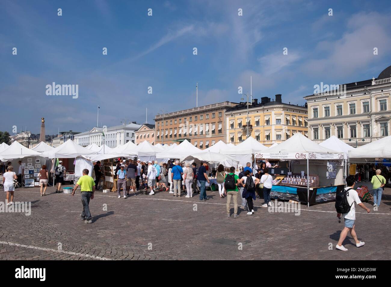 Touristen Einkaufen im freien Markt Kauppatori Marktplatz, Helsinki, Finnland, Skandinavien, Europa Stockfoto