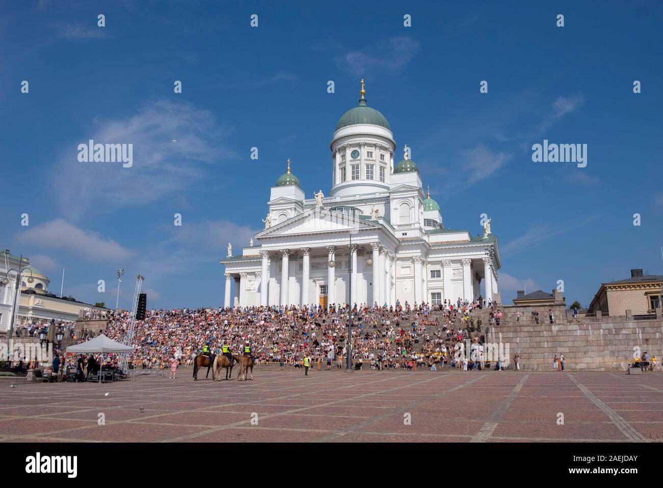 Blick über Senate Platz der Menschen auf den Stufen der Kathedrale von Helsinki, Helsinki, Finnland, Skandinavien, Europa sitzen Stockfoto