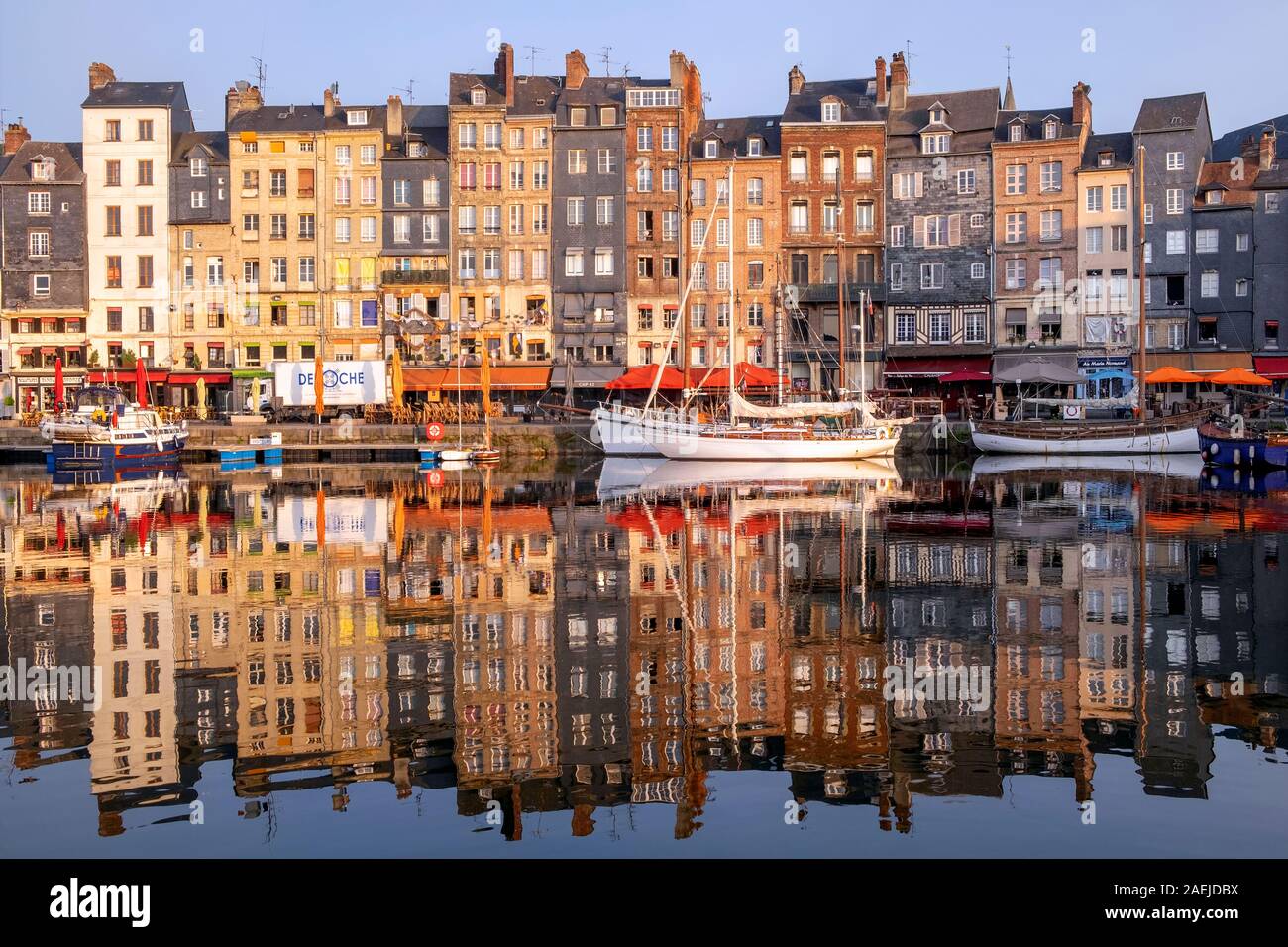 Honfleur port/Hafen im warmen Morgenlicht, Honfleur, Calvados, Basse-Normandie, Frankreich, Europa Stockfoto