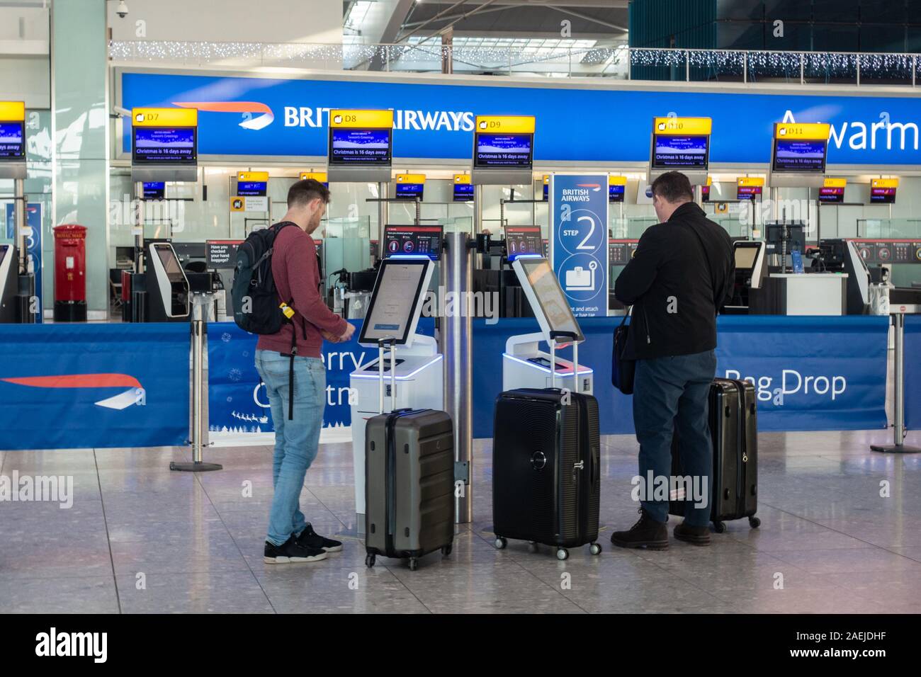 Die Menschen benutzen British Airways Self Service Check-in Automaten am Flughafen Heathrow Terminal 5, London, UK Stockfoto