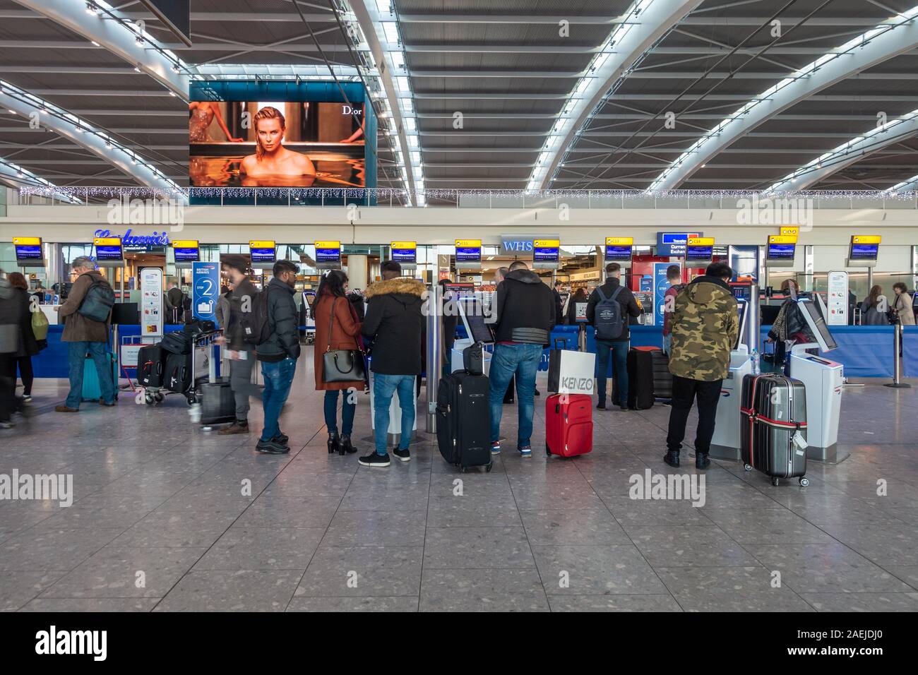Die Menschen benutzen British Airways Self Service Check-in Automaten am Flughafen Heathrow Terminal 5, London, UK Stockfoto