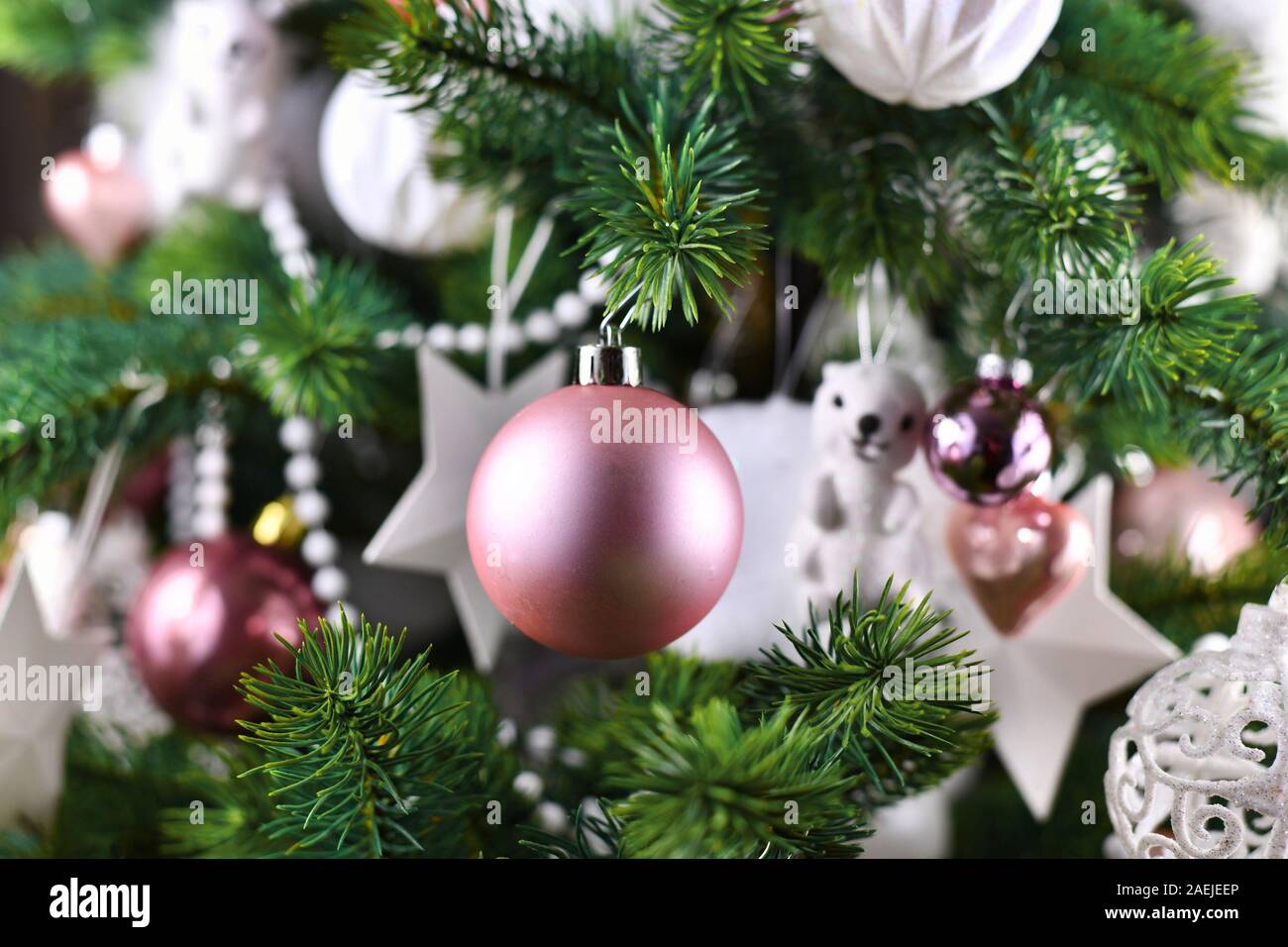 Weihnachtsbaum Mit Perlengirlande Stockfotos und -bilder Kaufen - Alamy