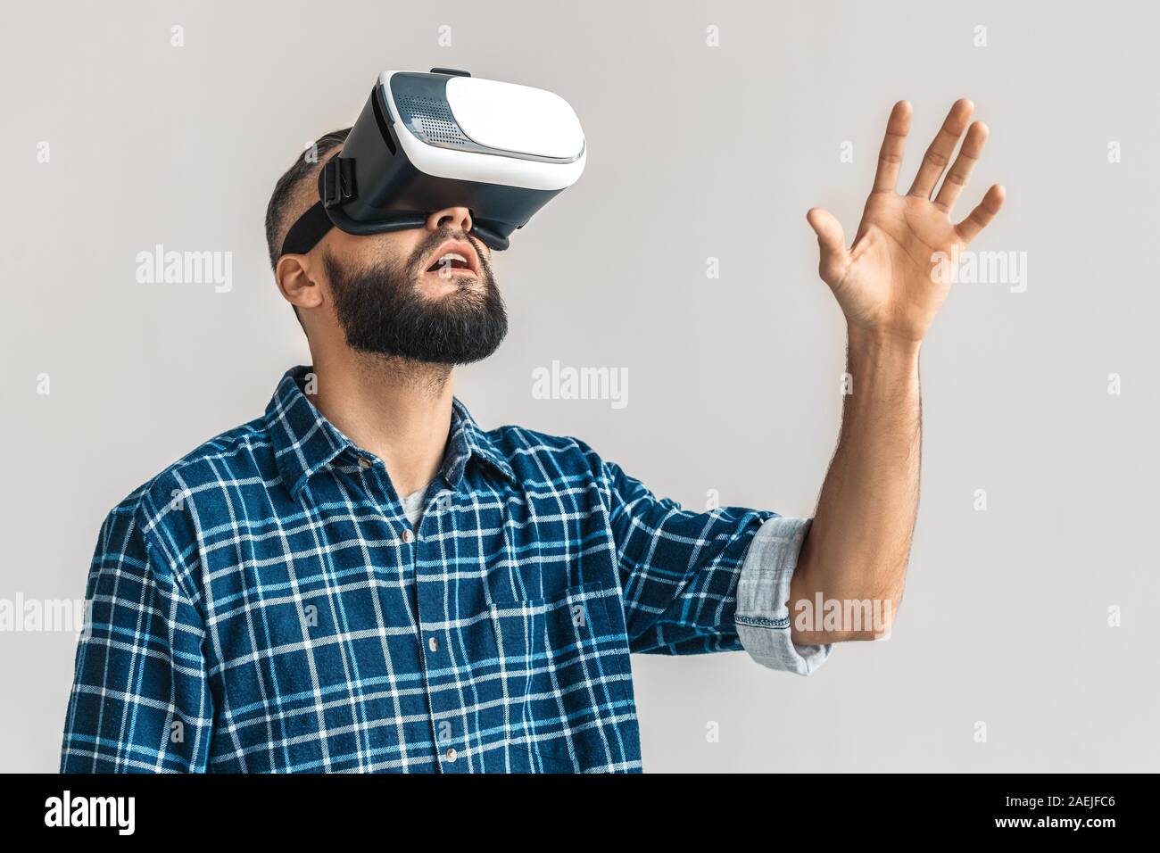 Reife bärtige Mann in der virtuellen Realität Gläser Stockfoto