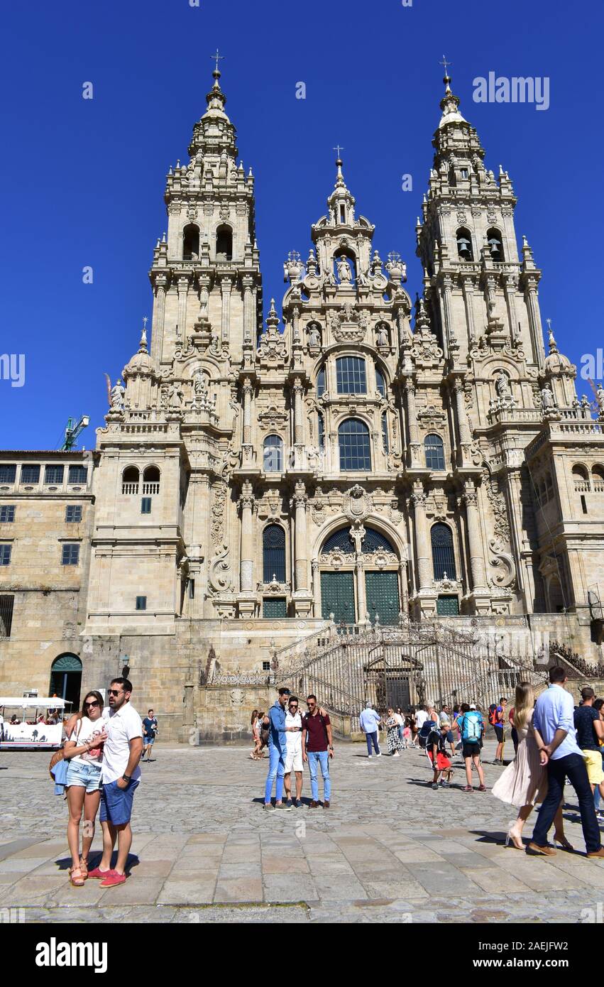 Pilger ausruhen und die Bilder vor der Kathedrale am Praza do Obradoiro. Santiago de Compostela, Spanien. May 28, 2019. Stockfoto