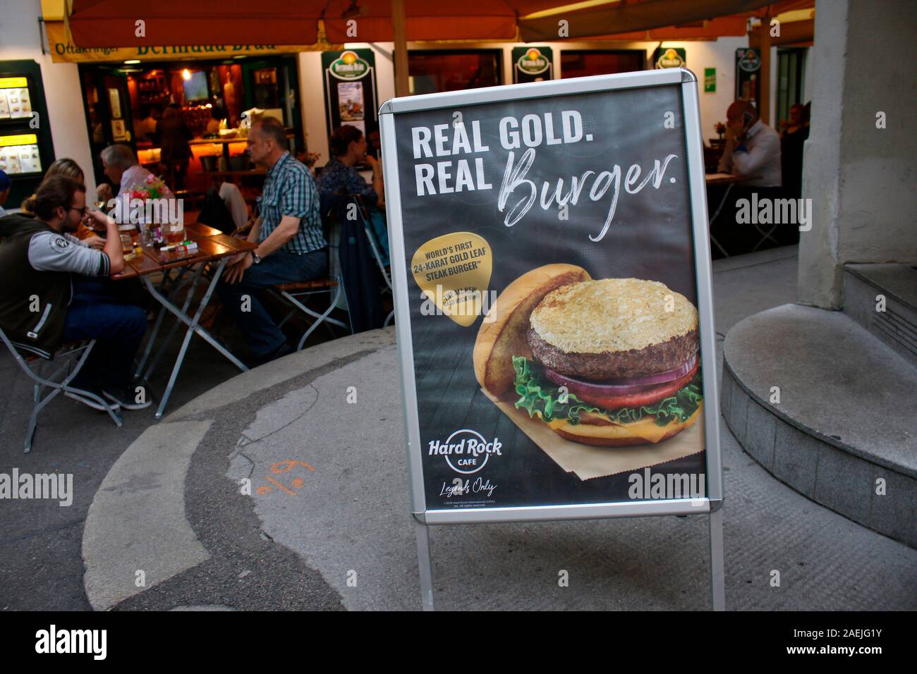 Werbung fuer einen "echten Gold Burger vom Hard Rock Cafe, Wien, Österreich / Wien, Österreich (nur fuer redaktionelle Verwendung. Keine Werbung. Siehe Stockfoto