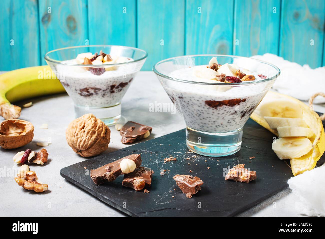 Chia pudding parfait Blätterteig mit Banane, Joghurt und die Muttern an den konkreten Hintergrund Stockfoto
