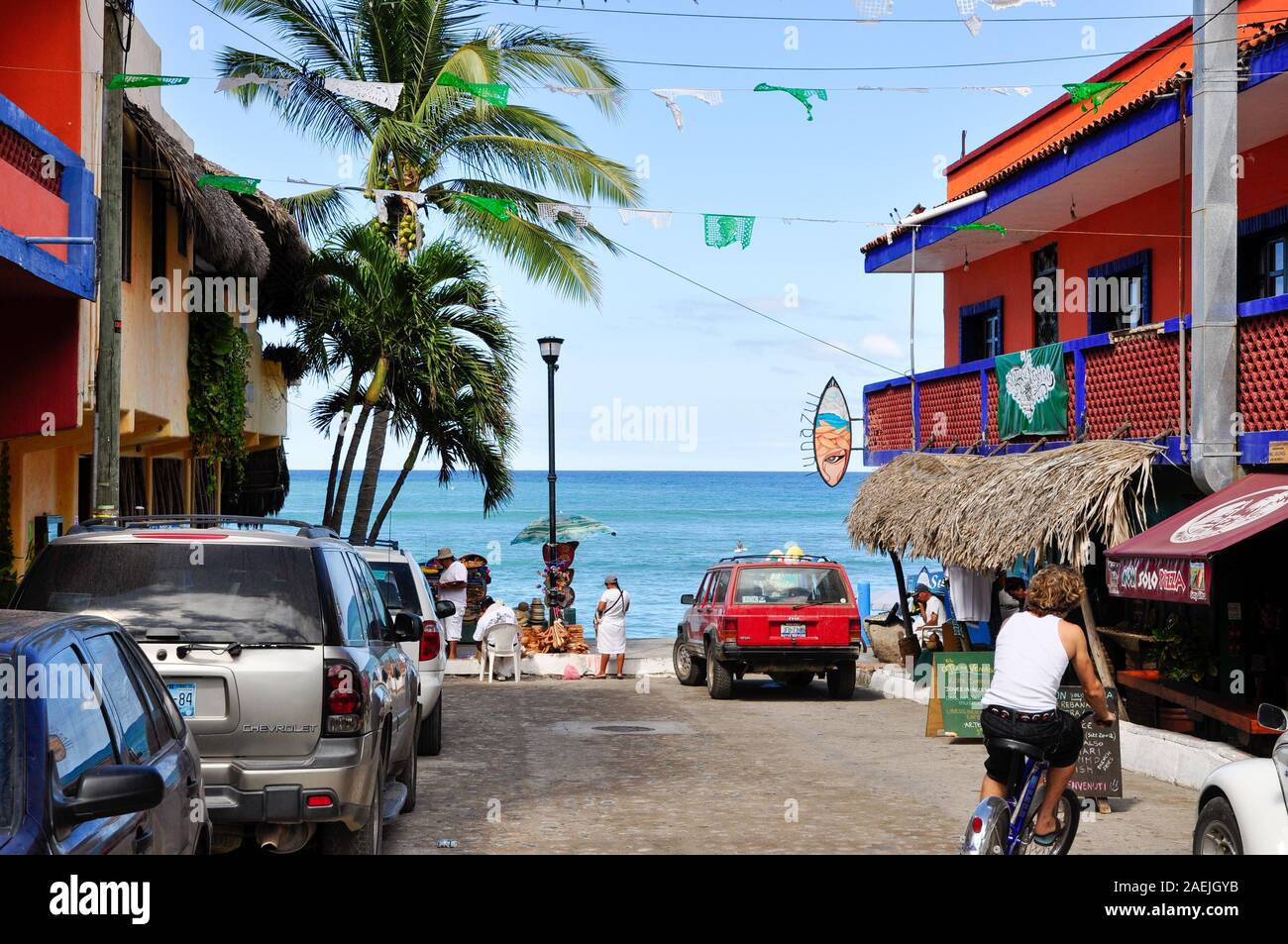 Straßenszene in Sayulita, Nayarit, Mexiko. Sayulita ist ein beliebtes Ziel für Surfer, Touristen und Auswanderer. Stockfoto