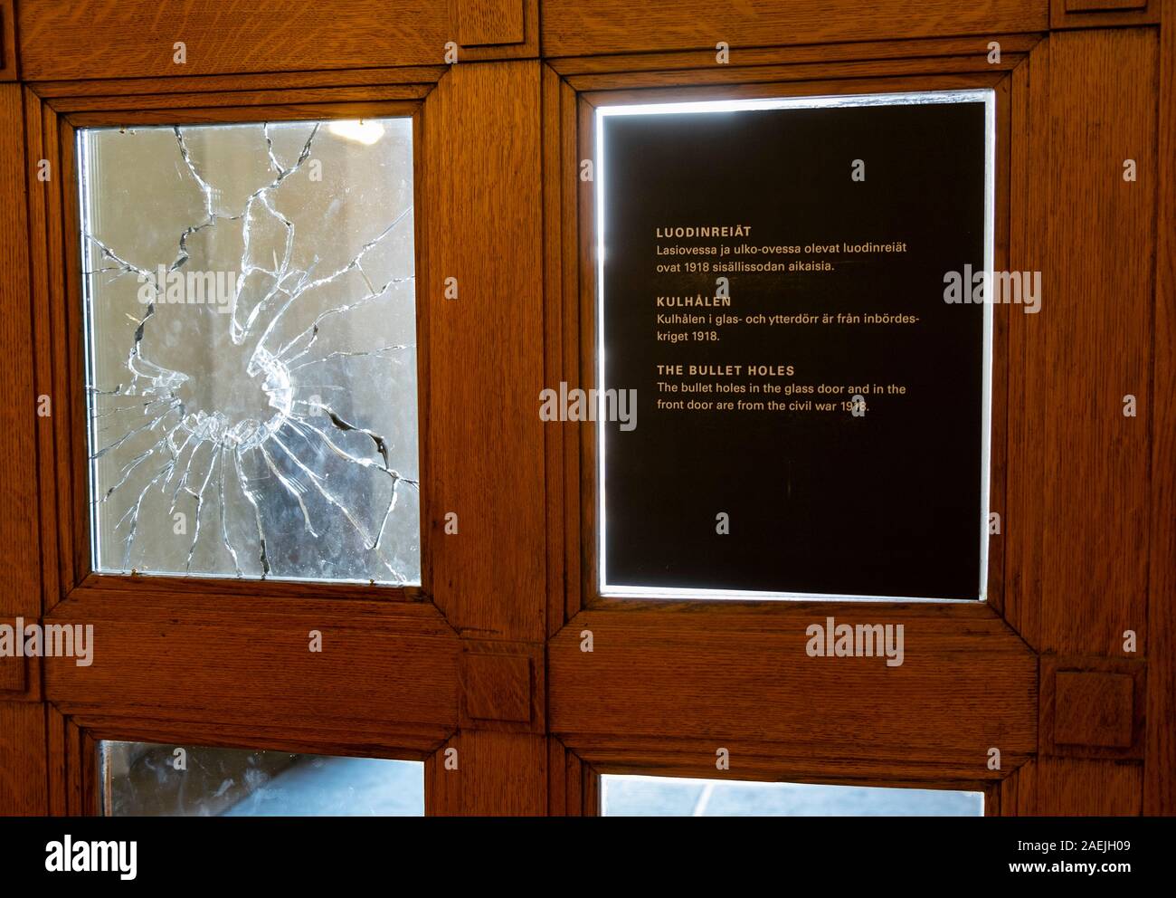 Bullet hole aus dem Bürgerkrieg 1918 in der Eingangstür des Nationalmuseums für Finnland, Helsinki, Finnland, Skandinavien, Europa Stockfoto