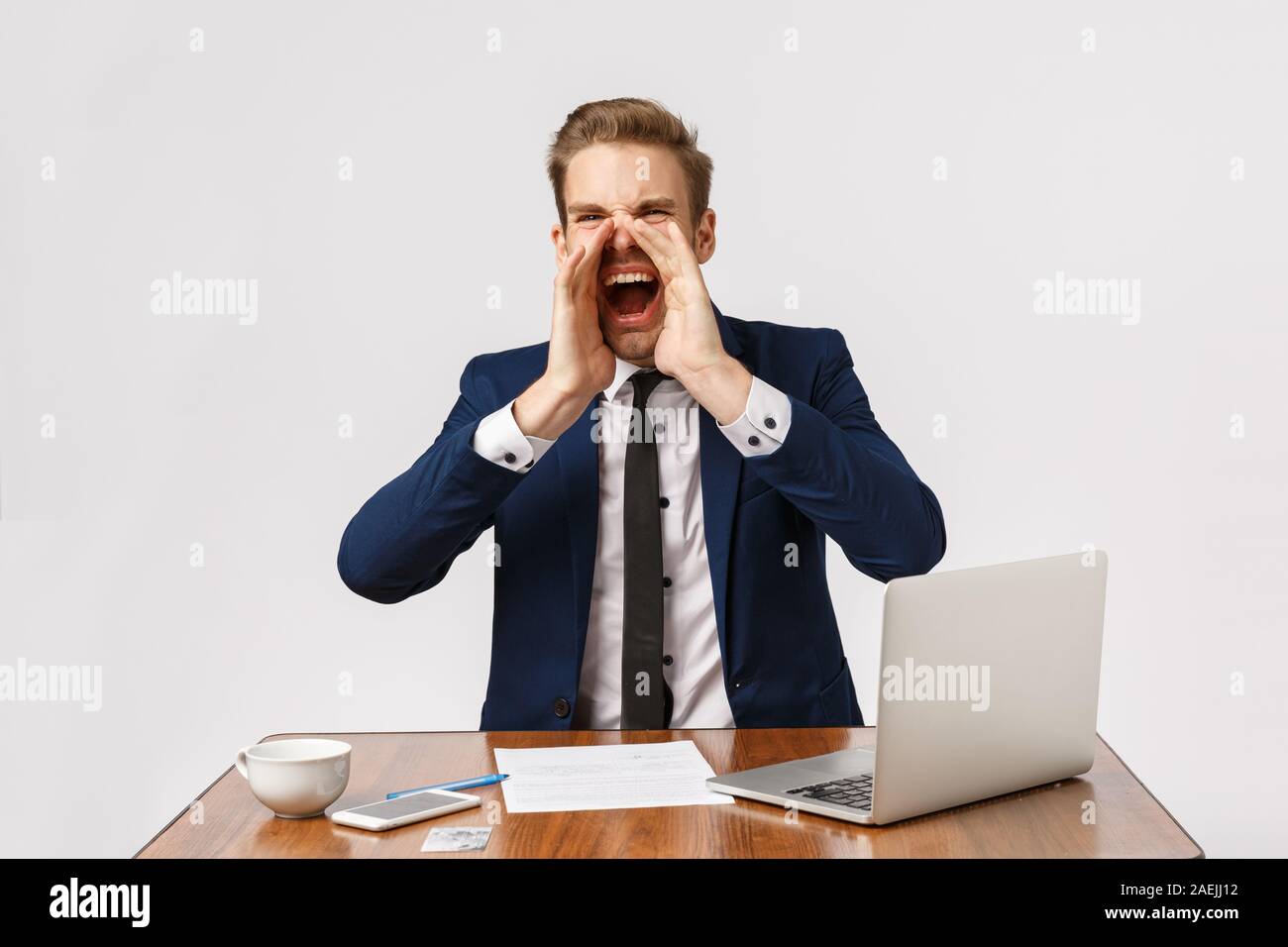Expressive und emotionale jungen blonden Mann im Büro, Gefühl, unter Druck gesetzt. Geschäftsmann mit schlechten Laune laut schreien, jemanden, Holding Stockfoto