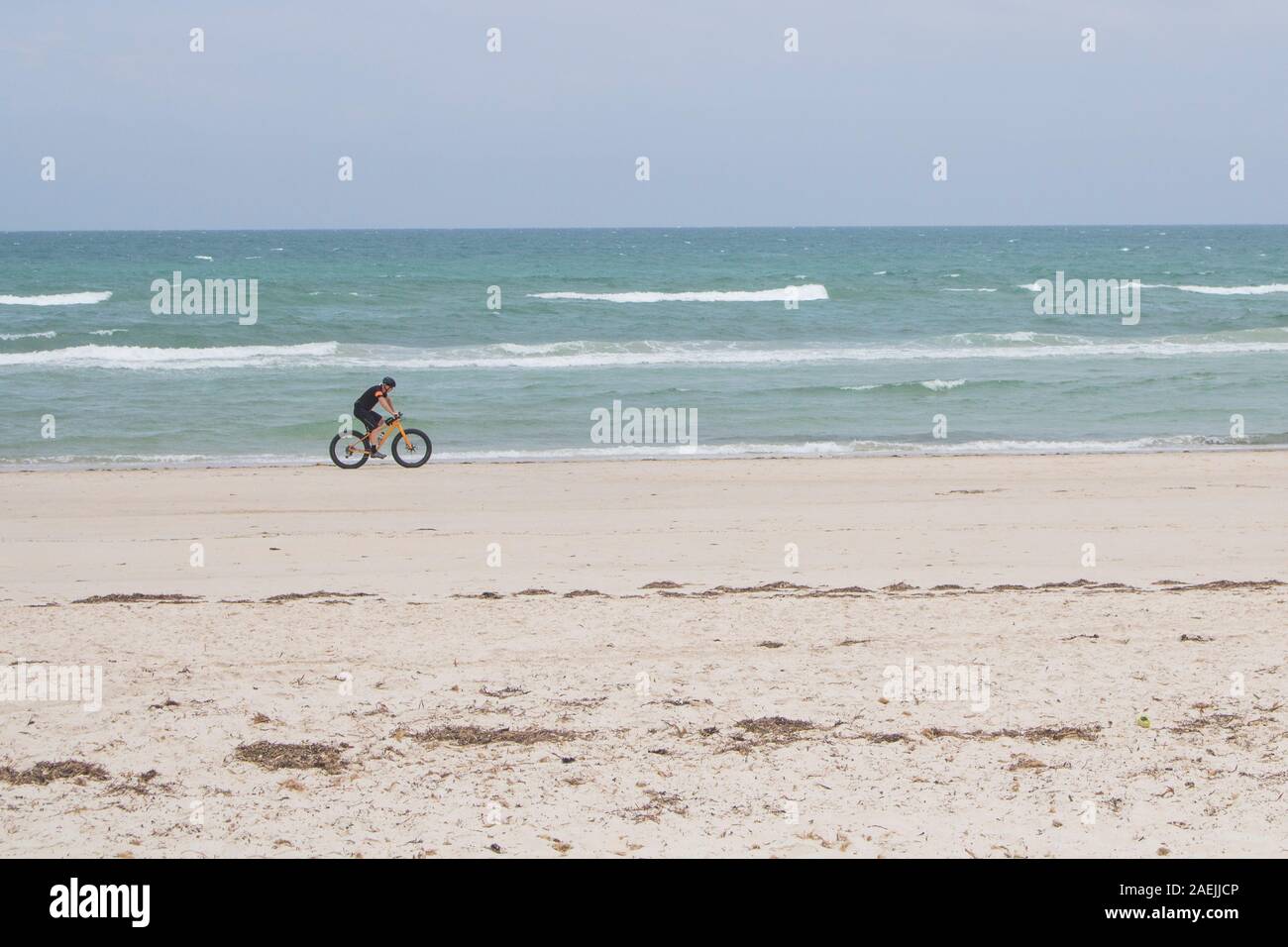 Adelaide, Australien vom 9. Dezember 2019. Ein Radfahrer Reiten am Strand an einem heißen Tag in Adelaide. Viele Teile von Australien erleben extreme Wetter und Bedingungen. Credit: Amer ghazzal/Alamy leben Nachrichten Stockfoto