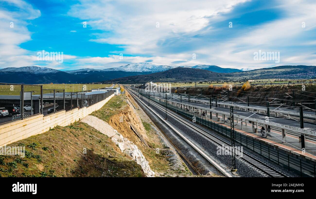 Leeren Bahnhof mit schönen schneebedeckten Berge im Hintergrund. Stockfoto
